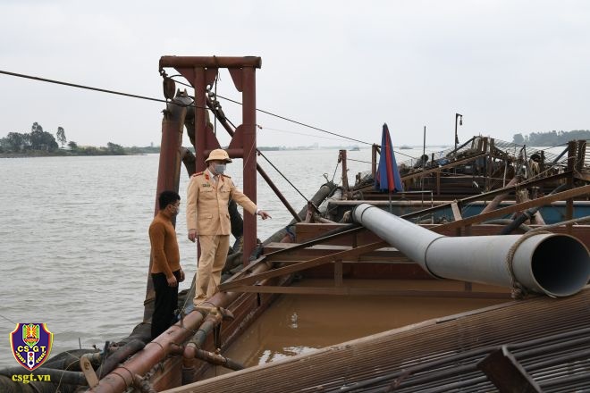 Ng&agrave;y 6/1, tr&ecirc;n tuyến s&ocirc;ng Hồng gi&aacute;p ranh giữa tỉnh H&agrave; Nam v&agrave; tỉnh Th&aacute;i B&igrave;nh, lực lượng Cảnh s&aacute;t đường thủy thuộc Ph&ograve;ng Hướng dẫn tuần tra, kiểm so&aacute;t v&agrave; đấu tranh ph&ograve;ng, chống tội phạm tr&ecirc;n đường thủy nội địa, Cục CSGT đ&atilde; phối hợp với Thủy Đo&agrave;n I, Cục CSGT v&agrave; C&ocirc;ng an tỉnh H&agrave; Nam, Th&aacute;i B&igrave;nh tổ chức lực lượng, đồng loạt ra qu&acirc;n bắt giữ 14 phương tiện t&agrave;u h&uacute;t c&aacute;t c&ugrave;ng 55 thuyền vi&ecirc;n, người c&oacute; li&ecirc;n quan đang vi phạm quy định về khai th&aacute;c c&aacute;t tr&aacute;i ph&eacute;p tr&ecirc;n tuyến s&ocirc;ng Hồng.