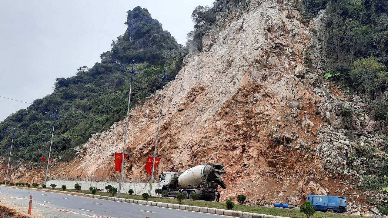 Trao đổi với PV B&aacute;o Giao th&ocirc;ng, &ocirc;ng Đinh Văn Do&atilde;n, Ph&oacute; Gi&aacute;m đốc Ban Quản l&yacute; dự &aacute;n đầu tư x&acirc;y dựng c&aacute;c c&ocirc;ng tr&igrave;nh giao th&ocirc;ng tỉnh Quảng Ninh - chủ đầu tư dự &aacute;n cho biết, việc hạ tầng tuyến đường bao biển Hạ Long - Cẩm Phả chưa ho&agrave;n thiện m&agrave; đ&atilde; để phương tiện lưu th&ocirc;ng nhiều như hiện nay l&agrave; c&oacute; nguy cơ mất ATGT.