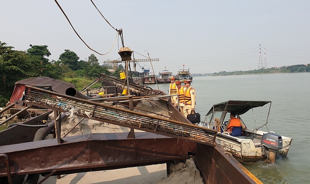 Thực hiện Kế hoạch cao điểm đảm bảo TTATGT &ndash; TTXH dịp Tết Dương lịch, Tết Nguy&ecirc;n đ&aacute;n v&agrave; c&aacute;c lễ hội đầu xu&acirc;n năm 2022, lực lượng cảnh s&aacute;t đường thuỷ đang phối hợp với c&ocirc;ng an địa b&agrave;n đang triển khai cao điểm, xử l&yacute; nhiều vi phạm giao th&ocirc;ng đường thuỷ, trong đ&oacute; c&oacute; hoạt động khai th&aacute;c c&aacute;t tr&aacute;i ph&eacute;p.