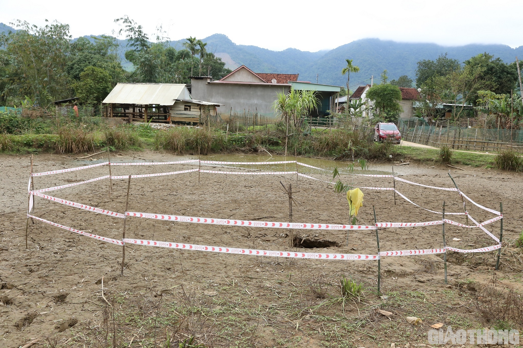 Theo quan s&aacute;t của PV B&aacute;o Giao th&ocirc;ng, một hố nằm ngay giữa ao nước, s&aacute;t ngay nh&agrave; d&acirc;n; hố rộng khoảng hơn 1m.