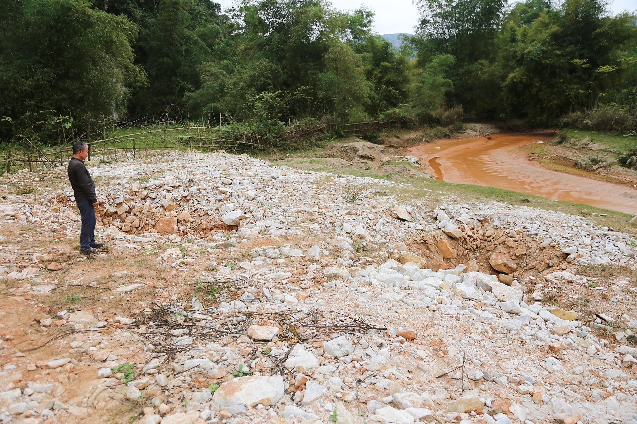 &Ocirc;ng Nguyễn Văn Li&ecirc;n (67 tuổi, ở bản C&ocirc;ng) cho biết: T&igrave;nh trạng hố tử thần xuất hiện từ đầu năm 2021. Chỉ trong phạm vi mười mấy hộ d&acirc;n gần đ&acirc;y đ&atilde; c&oacute; đến 5 hố tử thần.