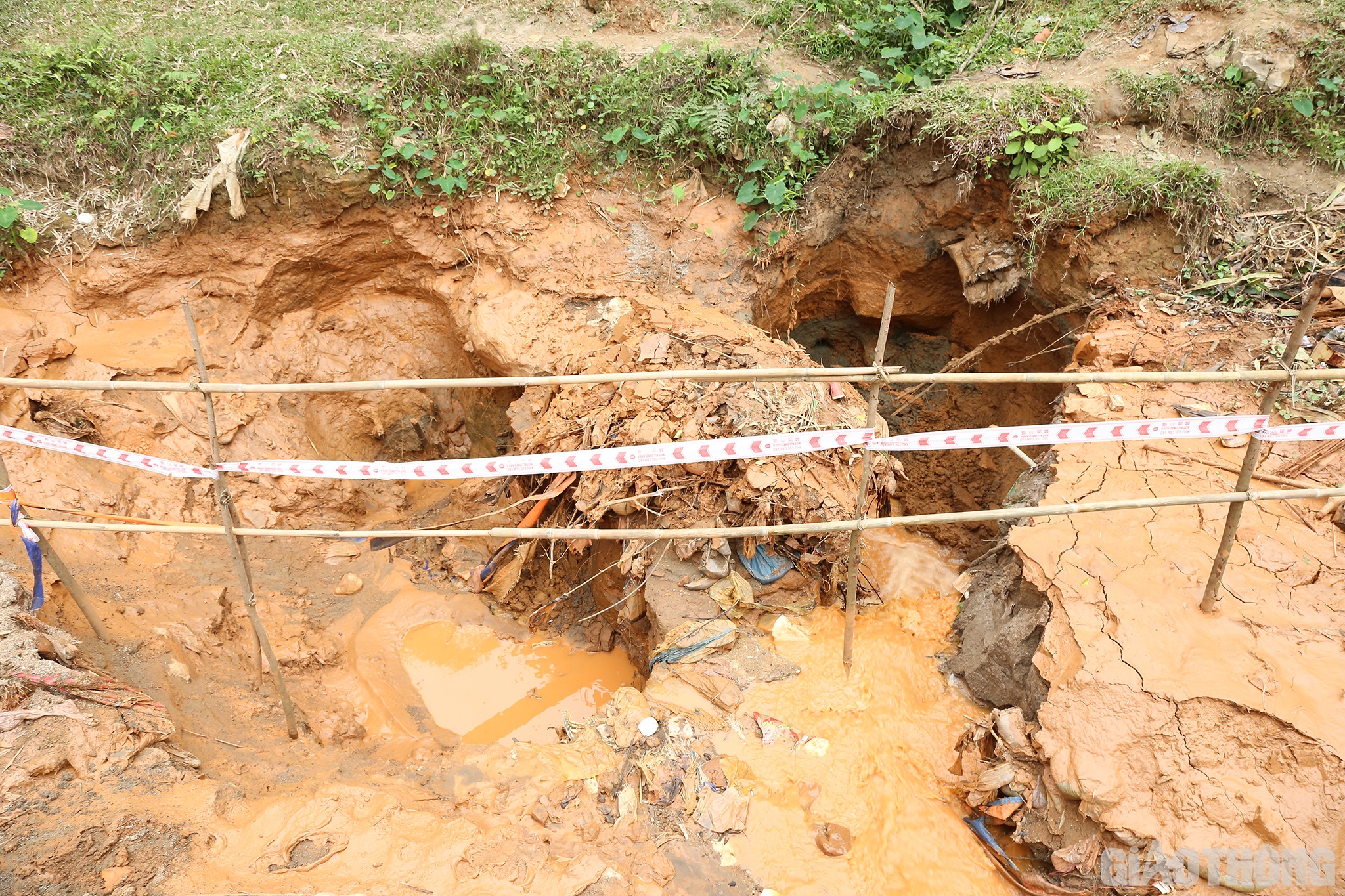 C&ugrave;ng quan điểm, cụ Vi Văn Thắng (75 tuổi, ở bản C&ocirc;ng) cho biết th&ecirc;m: Hang c&aacute;t tơ c&oacute; từ đời &ocirc;ng cha, t&ocirc;i sống đến nay đ&atilde; 75 tuổi nhưng trước đ&acirc;y chưa bao giờ xuất hiện hiện tượng n&agrave;y. Chắc chắn phải c&oacute; t&aacute;c động n&agrave;o đ&oacute; của con người?