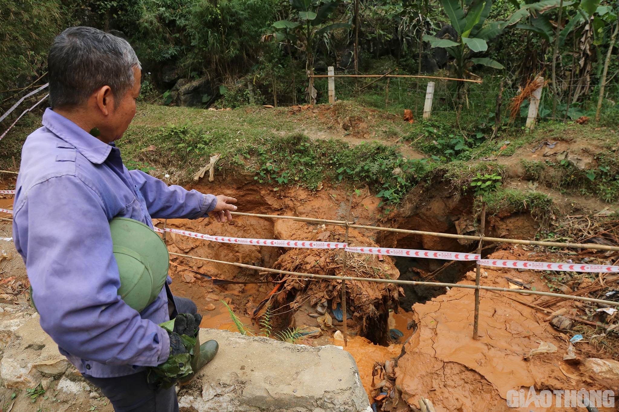 C&aacute;ch khoảng hơn 50m, một hố tử thần kh&aacute;c rộng khoảng 3m.