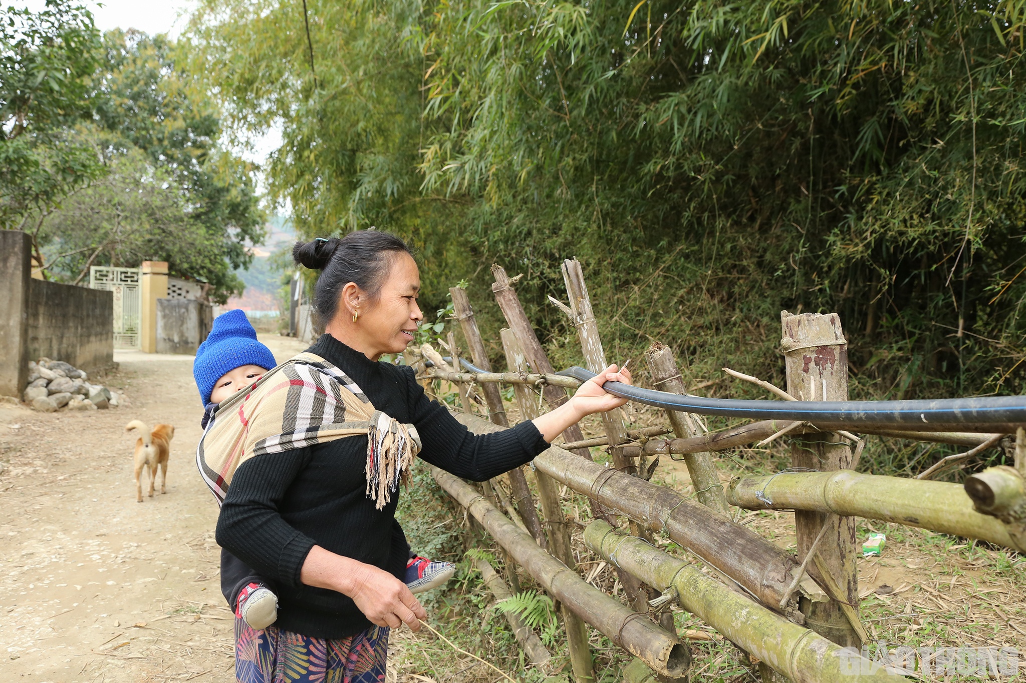 Để c&oacute; nước sinh hoạt v&agrave; ăn uống, c&aacute;c hộ d&acirc;n phải đi đường ống từ nơi kh&aacute;c, xa cả km để về d&ugrave;ng. B&ecirc;n cạnh đ&oacute;, nhiều nh&agrave; d&acirc;n bị nứt nẻ nh&agrave; cửa v&agrave; s&acirc;n tường.
