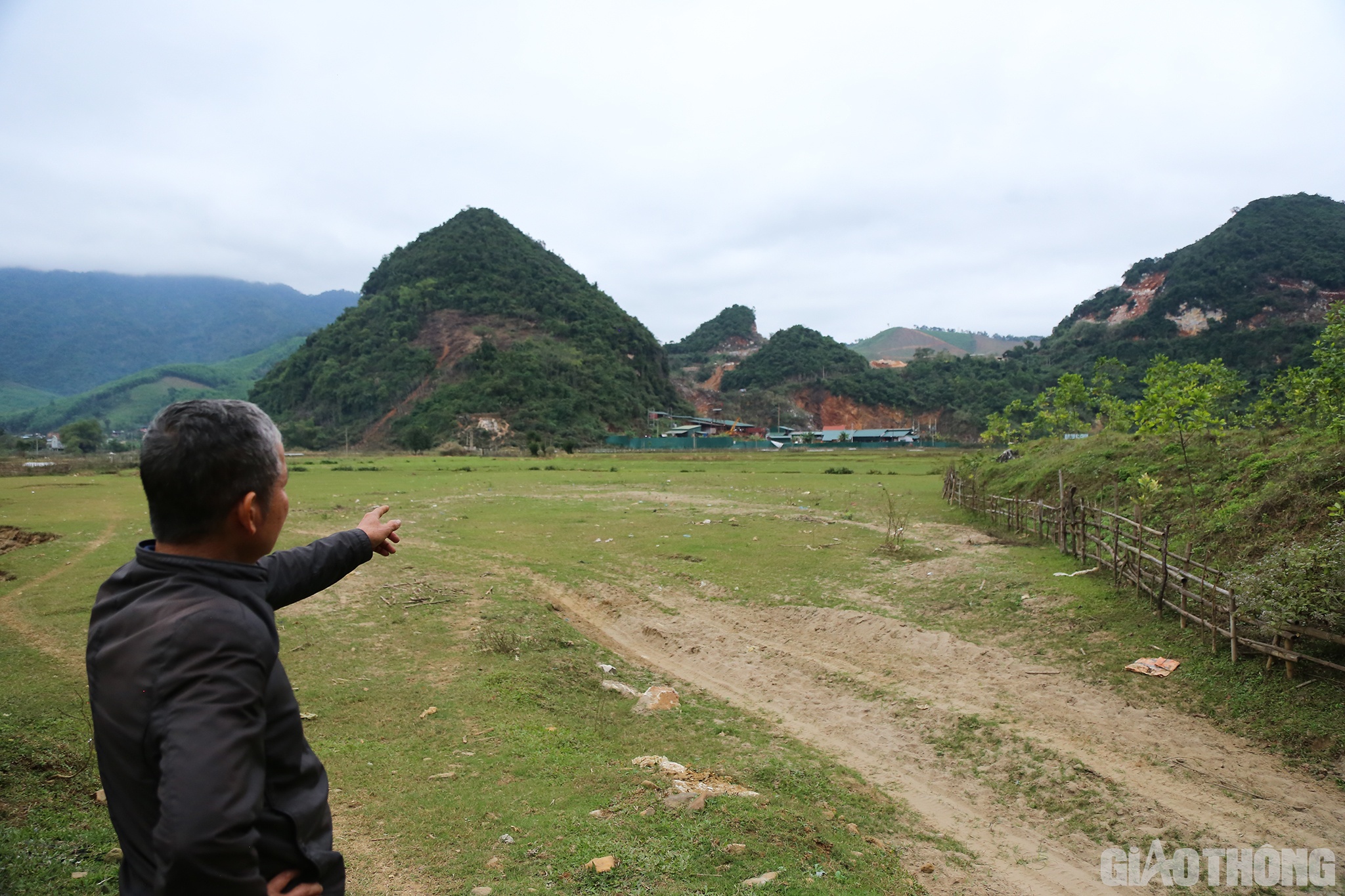 Vừa qua UBND tỉnh đ&atilde; giao đo&agrave;n địa chất Bắc Trung Bộ t&igrave;m hiểu nguy&ecirc;n nh&acirc;n. Đo&agrave;n c&ocirc;ng t&aacute;c cũng đ&atilde; l&ecirc;n kiểm tra thực địa nhưng đến nay vẫn chưa t&igrave;m ra nguy&ecirc;n nh&acirc;n. Trong h&igrave;nh l&agrave; mỏ thiếc đang khai th&aacute;c kh&ocirc;ng xa khu d&acirc;n cư bản C&ocirc;ng.