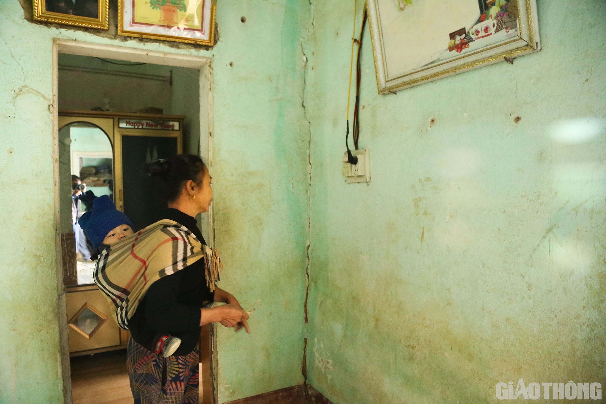 &ldquo;Ch&uacute;ng t&ocirc;i gi&agrave; rồi, cũng đ&atilde; gần về với &ocirc;ng b&agrave; tổ ti&ecirc;n, nhưng chẳng nhẽ c&ograve;n con ch&aacute;u ch&uacute;ng t&ocirc;i cứ phải sống trong cảnh nơm nớp lo sợ n&agrave;y m&atilde;i. Nhiều đo&agrave;n c&ocirc;ng t&aacute;c huyện, tỉnh đ&atilde; về kiểm tra nhưng chưa kết luận được nguy&ecirc;n nh&acirc;n. Rất mong tỉnh, Ch&iacute;nh phủ sớm mời c&aacute;c nh&agrave; khoa học về nghi&ecirc;n cứu v&agrave; t&igrave;m ra nguy&ecirc;n nh&acirc;n rồi c&oacute; giải ph&aacute;p khắc phục&rdquo;, vợ &ocirc;ng Li&ecirc;n mong mỏi