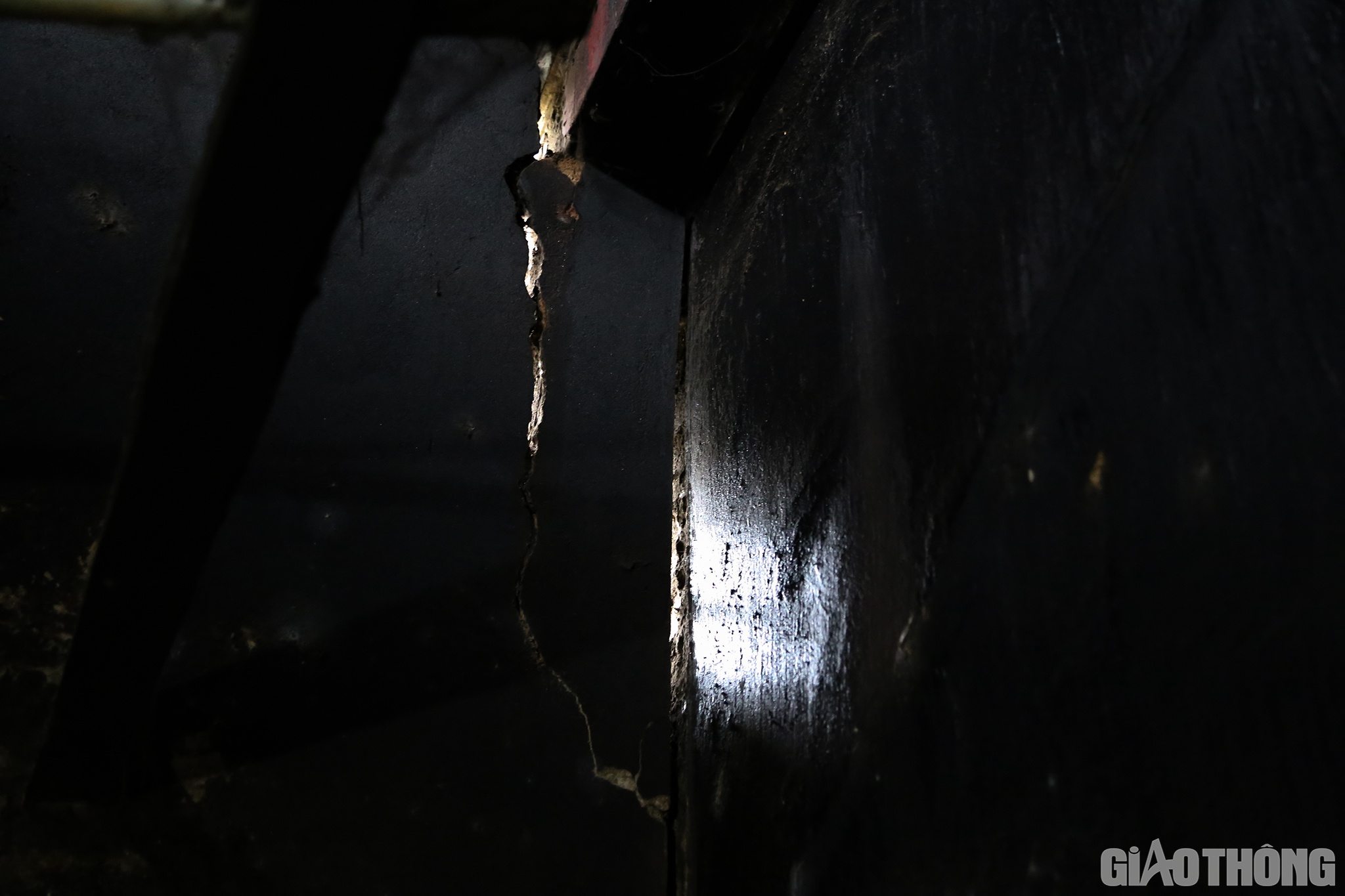 &Ocirc;ng Trương Văn H&oacute;a - Chủ tịch UBND x&atilde; Ch&acirc;u Hồng, huyện Quỳ Hợp, tỉnh Nghệ An cho biết: Từ năm ngo&aacute;i đến nay, nhiều đo&agrave;n c&ocirc;ng t&aacute;c của huyện, tỉnh cũng đ&atilde; về kiểm tra thực địa nhưng vẫn chưa t&igrave;m ra được nguy&ecirc;n nh&acirc;n của hố tử thần. Trong h&igrave;nh l&agrave; tường nh&agrave; bếp gia đ&igrave;nh &ocirc;ng Li&ecirc;n bị k&eacute;o nứt to&aacute;c.