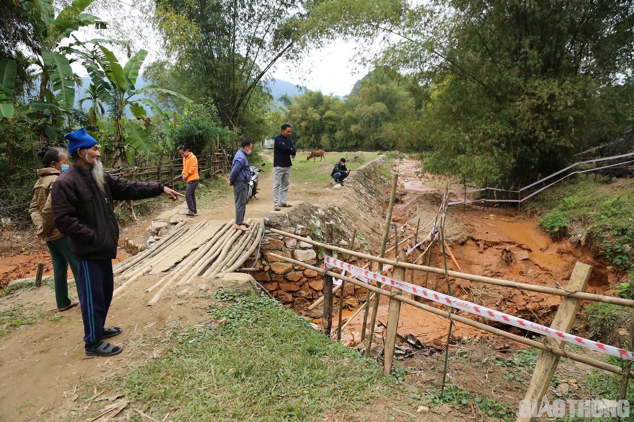 Những ng&agrave;y n&agrave;y, người d&acirc;n bản C&ocirc;ng, x&atilde; Ch&acirc;u Hồng, huyện Q&ugrave;y Hợp, tỉnh Nghệ An kh&ocirc;ng khỏi hoang mang, lo lắng khi nơi đ&acirc;y lại xuất hiện th&ecirc;m 2 hố tử thần mới.