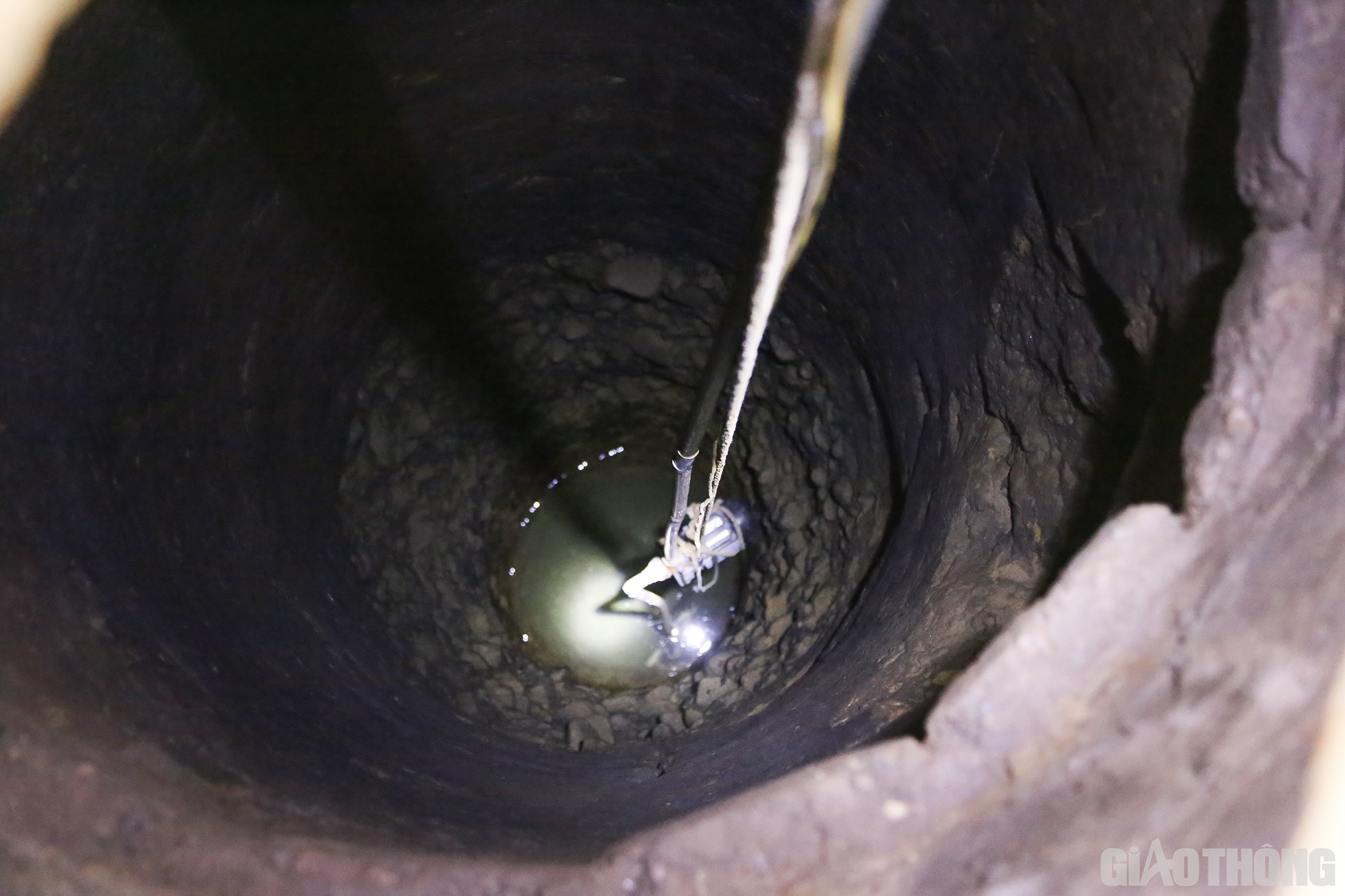 Dắt PV về nh&agrave;, &ocirc;ng Nguyễn Văn Li&ecirc;n cho biết th&ecirc;m: Từ năm ngo&aacute;i đến nay, c&ugrave;ng với t&igrave;nh trạng sụt l&uacute;n đất đai th&igrave; mạch nước ngầm của c&aacute;c hộ d&acirc;n cũng bị cạn kiệt.