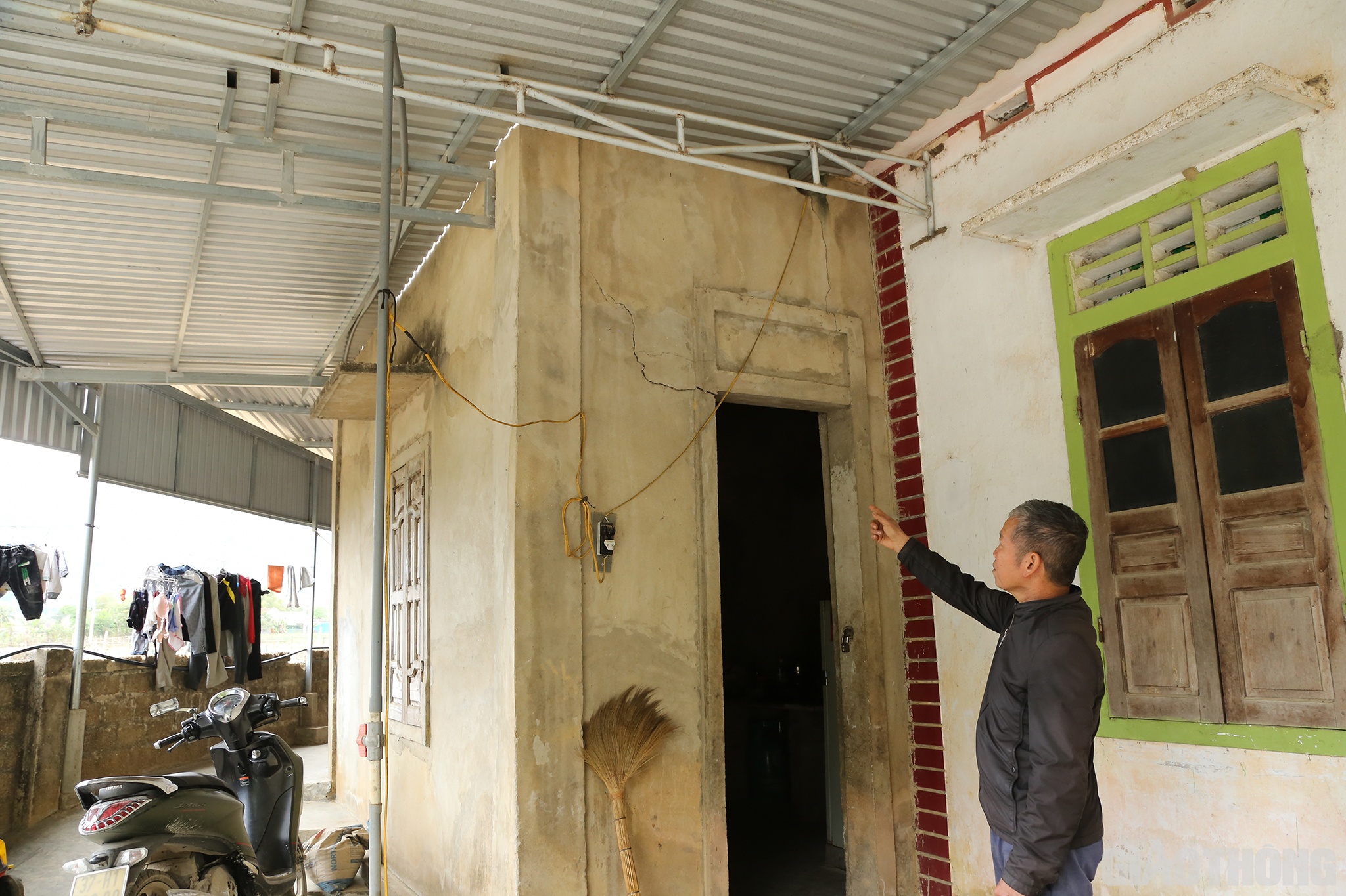 Cũng theo &ocirc;ng Li&ecirc;n: Ở cuối con suối n&agrave;y c&oacute; 1 hang c&aacute;t tơ ngầm, hiện tại c&oacute; một c&ocirc;ng ty đang khai th&aacute;c thiếc gần hang đ&oacute;. Ch&uacute;ng t&ocirc;i nghi ngờ do c&ocirc;ng ty h&uacute;t hết nước ngầm ph&iacute;a dưới để khai th&aacute;c tạo n&ecirc;n &aacute;p lực giữa 2 b&ecirc;n (b&ecirc;n tr&ecirc;n mặt đất v&agrave; dưới ngầm) bị ch&ecirc;nh lệch n&ecirc;n mới xảy ra t&igrave;nh trạng n&agrave;y (!?)