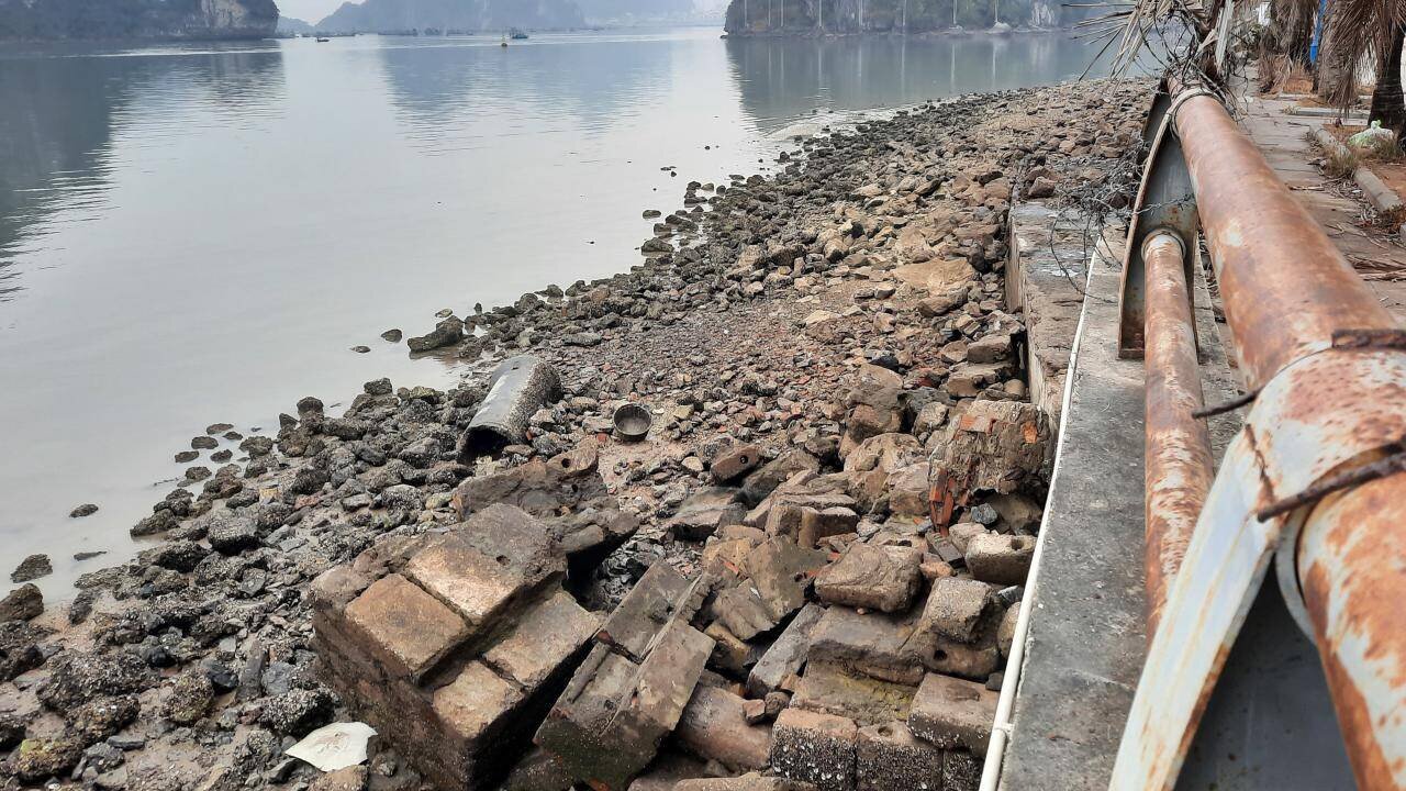 Tại văn bản ng&agrave;y 6/11/2021, UBND tỉnh Quảng Ninh đ&atilde; c&oacute; văn bản trả lời những kiến nghị li&ecirc;n quan đến Quảng trường 30/10. Theo đ&oacute;, từ khi quảng trường n&agrave;y đưa v&agrave;o sử dụng đến nay vẫn thường xuy&ecirc;n được TP Hạ Long tiến h&agrave;nh cải tạo, sửa chữa. Ảnh: Ph&iacute;a ngo&agrave;i bờ k&egrave; của Quảng trường biến th&agrave;nh nơi đổ r&aacute;c thải x&acirc;y dựng l&agrave;m mất cảnh quan m&ocirc;i trường vịnh Hạ Long.