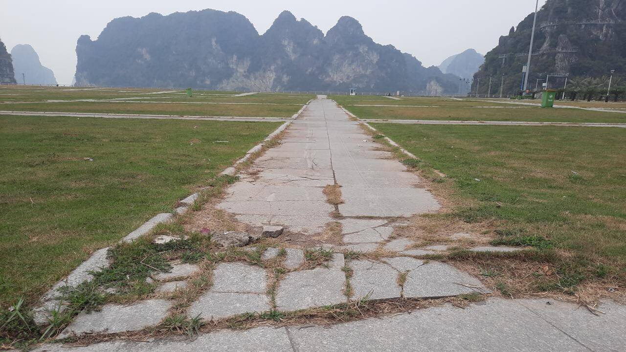 Gần đ&acirc;y nhất, dự &aacute;n cải tạo, chỉnh trang Quảng trường 30/10 đ&atilde; ho&agrave;n th&agrave;nh c&ocirc;ng t&aacute;c chuẩn bị đầu tư cho c&aacute;c hạng mục như: Khắc phục sự cố sụt l&uacute;n, hư hỏng, xuống cấp bề mặt quảng trường; bổ sung hệ thống chiếu s&aacute;ng; trang tr&iacute; cảnh quan... Tuy nhi&ecirc;n do dịch Covid-19 đ&atilde; ảnh hưởng tới thu ng&acirc;n s&aacute;ch của th&agrave;nh phố, khiến cho dự &aacute;n bị đ&igrave;nh ho&atilde;n. Ảnh: Đường giao th&ocirc;ng nội bộ Quảng trường bị sụt, l&uacute;n.