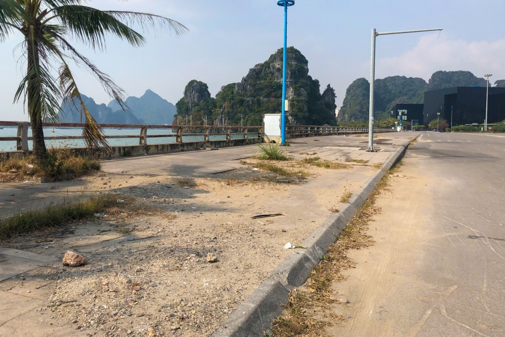 Trong điều kiện chưa c&acirc;n đối được kinh ph&iacute; đầu tư dự &aacute;n từ nguồn vốn đầu tư c&ocirc;ng của TP Hạ Long, UBND tỉnh Quảng Ninh đ&atilde; chỉ đạo địa phương nghi&ecirc;n cứu lập quy hoạch dự &aacute;n b&atilde;i đỗ xe ngầm kết hợp trung t&acirc;m thương mại, dịch vụ du lịch, giải tr&iacute; v&agrave; cải tạo Quảng trường 30/10 l&agrave;m cơ sở tổ chức lựa chọn nh&agrave; đầu tư để triển khai thực hiện dự &aacute;n trong giai đoạn 2022-2025 tới đ&acirc;y. Ảnh: Một đoạn vỉa h&egrave; tại khu vực Quảng trường 30/10 (TP Hạ Long) đ&atilde; xuống cấp.