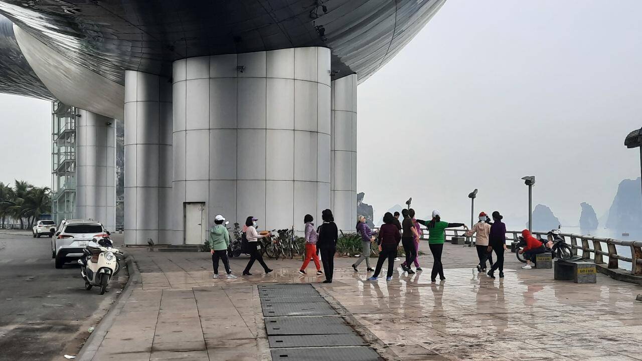 Điểm nhấn của cụm c&ocirc;ng tr&igrave;nh n&agrave;y l&agrave; "Cung c&aacute; heo" được thiết kế m&ocirc; phỏng theo h&igrave;nh c&aacute; heo chầu ngọc b&ecirc;n bờ vịnh Hạ Long. Cung c&oacute; t&ocirc;̉ng di&ecirc;̣n t&iacute;ch x&acirc;y dựng hơn 62 ng&agrave;n m2, t&ocirc;̉ng di&ecirc;̣n t&iacute;ch s&agrave;n gần 21 ng&agrave;n m2 với tổng mức đầu tư dự &aacute;n hơn 1.151 tỷ đ&ocirc;̀ng. Cụm c&ocirc;ng tr&igrave;nh n&agrave;y đ&atilde; trở th&agrave;nh điểm đến &ldquo;checkin&rdquo; của nhiều du kh&aacute;ch v&agrave; l&agrave; nơi diễn ra nhiều sự kiện quan trọng của tỉnh Quảng Ninh.