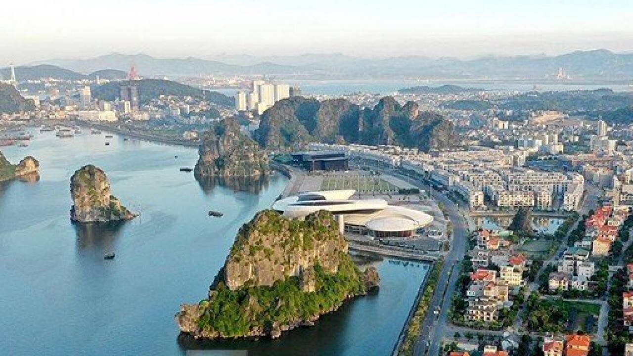 Trong cụm c&ocirc;ng tr&igrave;nh, c&oacute; Quảng trường 30/10 được đưa v&agrave;o sử dụng cuối năm 2012 với tổng mức đầu tư tr&ecirc;n 77 tỷ đồng, diện t&iacute;ch tr&ecirc;n 35.700 m2, bao gồm c&aacute;c hạng mục s&acirc;n vườn, bồn hoa c&acirc;y cảnh, s&acirc;n h&agrave;nh lễ v&agrave; giao th&ocirc;ng nội bộ. C&ocirc;ng tr&igrave;nh do Ban Quản l&yacute; dự &aacute;n đầu tư x&acirc;y dựng c&aacute;c c&ocirc;ng tr&igrave;nh d&acirc;n dụng v&agrave; c&ocirc;ng nghiệp tỉnh Quảng Ninh​ l&agrave;m chủ đầu tư.