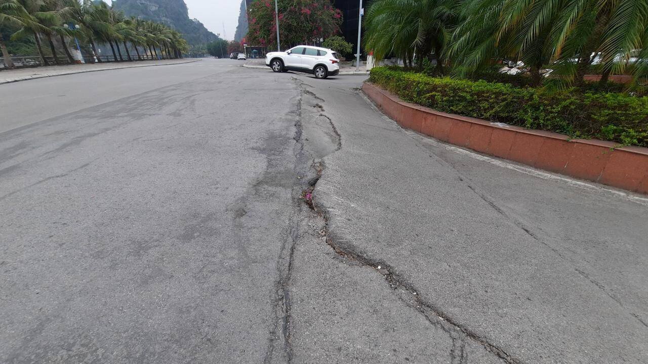 Tuy nhi&ecirc;n, c&oacute; một thực tế l&agrave;, c&ocirc;ng tr&igrave;nh Quảng trường 30/10 ngay từ khi đưa v&agrave;o sử dụng đ&atilde; li&ecirc;n tiếp phải sửa chữa, khắc phục. Ảnh: T&igrave;nh trạng l&uacute;n, sụt xuất hiện kh&aacute; phổ biến ở Quảng trường 30/10.