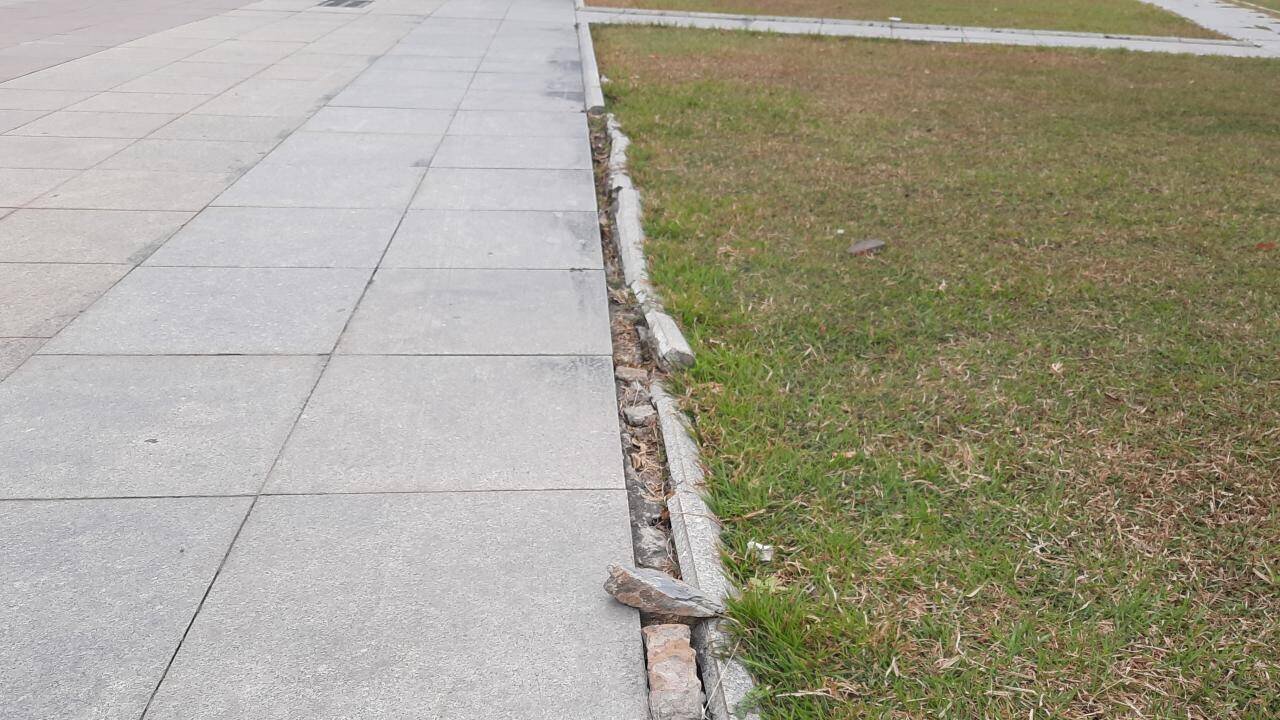 Hệ thống bờ h&egrave; giao th&ocirc;ng nội bộ của Quảng trường 30/10 mặc d&ugrave; được l&aacute;t bằng đ&aacute; rất đắt tiền, nhưng hầu như to&agrave;n bộ đ&atilde; bị cong, v&ecirc;nh, rạn nứt khắp nơi. Thậm ch&iacute; nhiều khu vực bị vỡ vụn v&agrave; chỉ được v&aacute; v&iacute;u bằng xi măng, bằng sắt. Ảnh: Đ&aacute; ốp tr&ecirc;n vỉa h&egrave; bị bong, tr&oacute;c cả mảng.