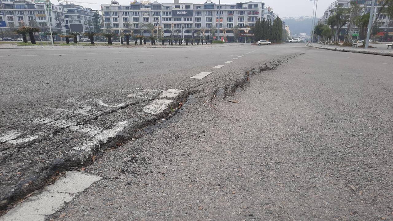 Đứng từ cao nh&igrave;n xuống, khu vực Quảng trường 30/10 đ&atilde; v&agrave; đang bị v&otilde;ng xuống như l&ograve;ng chảo khiến c&aacute;c đường v&agrave;o bị gồ ghề, khấp khểnh nhưng kh&ocirc;ng c&oacute; biển cảnh b&aacute;o, nếu t&agrave;i xế kh&ocirc;ng quen dễ g&acirc;y TNGT. Ảnh: Khu vực ph&iacute;a trong Quảng trường bị l&uacute;n s&acirc;u so với b&ecirc;n ngo&agrave;i nhiều centimet.