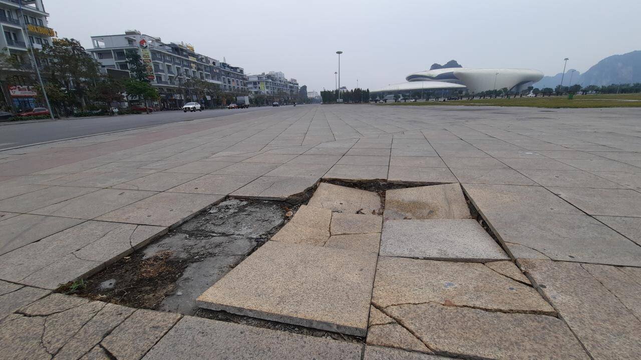 Trao đổi với PV B&aacute;o Giao th&ocirc;ng qua điện thoại, đại diện Ban Quản l&yacute; dự &aacute;n đầu tư x&acirc;y dựng c&aacute;c c&ocirc;ng tr&igrave;nh d&acirc;n dụng v&agrave; c&ocirc;ng nghiệp tỉnh Quảng Ninh cho biết, c&oacute; nhiều nguy&ecirc;n nh&acirc;n dẫn đến t&igrave;nh trạng xuống cấp nghi&ecirc;m trọng n&agrave;y, nhưng s&acirc;u xa hơn cả l&agrave; do tiến độ triển khai qu&aacute; gấp, kết cấu của m&oacute;ng chưa ổn định đ&atilde; ốp, l&aacute;t đ&aacute;, gạch th&igrave; việc sụt, l&uacute;n sẽ kh&oacute; tr&aacute;nh khỏi.