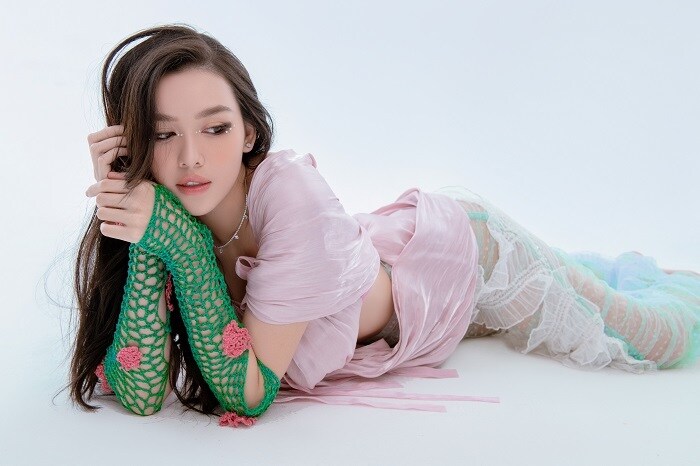 Người đẹp cho thấy m&igrave;nh l&agrave; "g&aacute;i một con tr&ocirc;ng m&ograve;n con mắt"