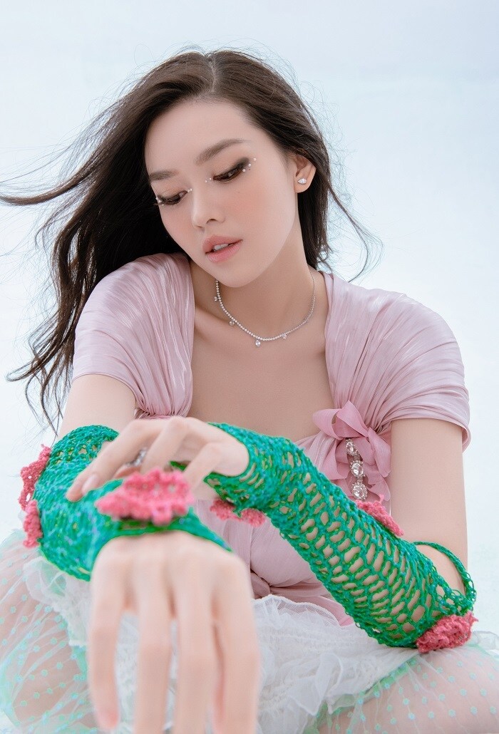 N&agrave;ng hậu sinh năm 2000 khoe trọn l&agrave;n da trắng mịn c&ugrave;ng v&oacute;c d&aacute;ng nuột n&agrave;.