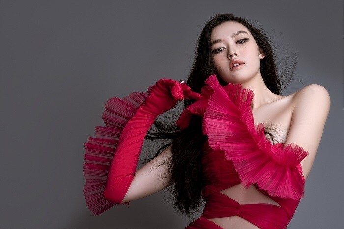 Kh&aacute;c với h&igrave;nh ảnh trong s&aacute;ng, ngọt ng&agrave;o ng&agrave;y n&agrave;o, Tường San giờ đ&acirc;y mang phong c&aacute;ch c&aacute; t&iacute;nh