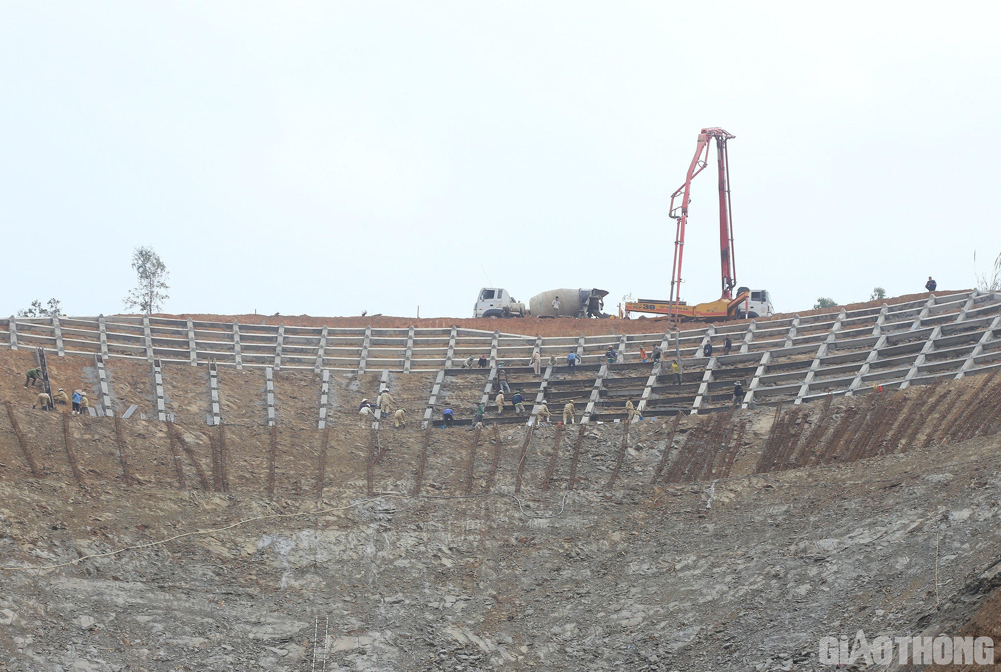 Tại tất cả c&aacute;c mũi thi c&ocirc;ng tr&ecirc;n c&ocirc;ng trường, c&aacute;c nh&agrave; thầu đang huy động to&agrave;n bộ nh&acirc;n lực, m&aacute;y m&oacute;c để đẩy nhanh tiến độ.