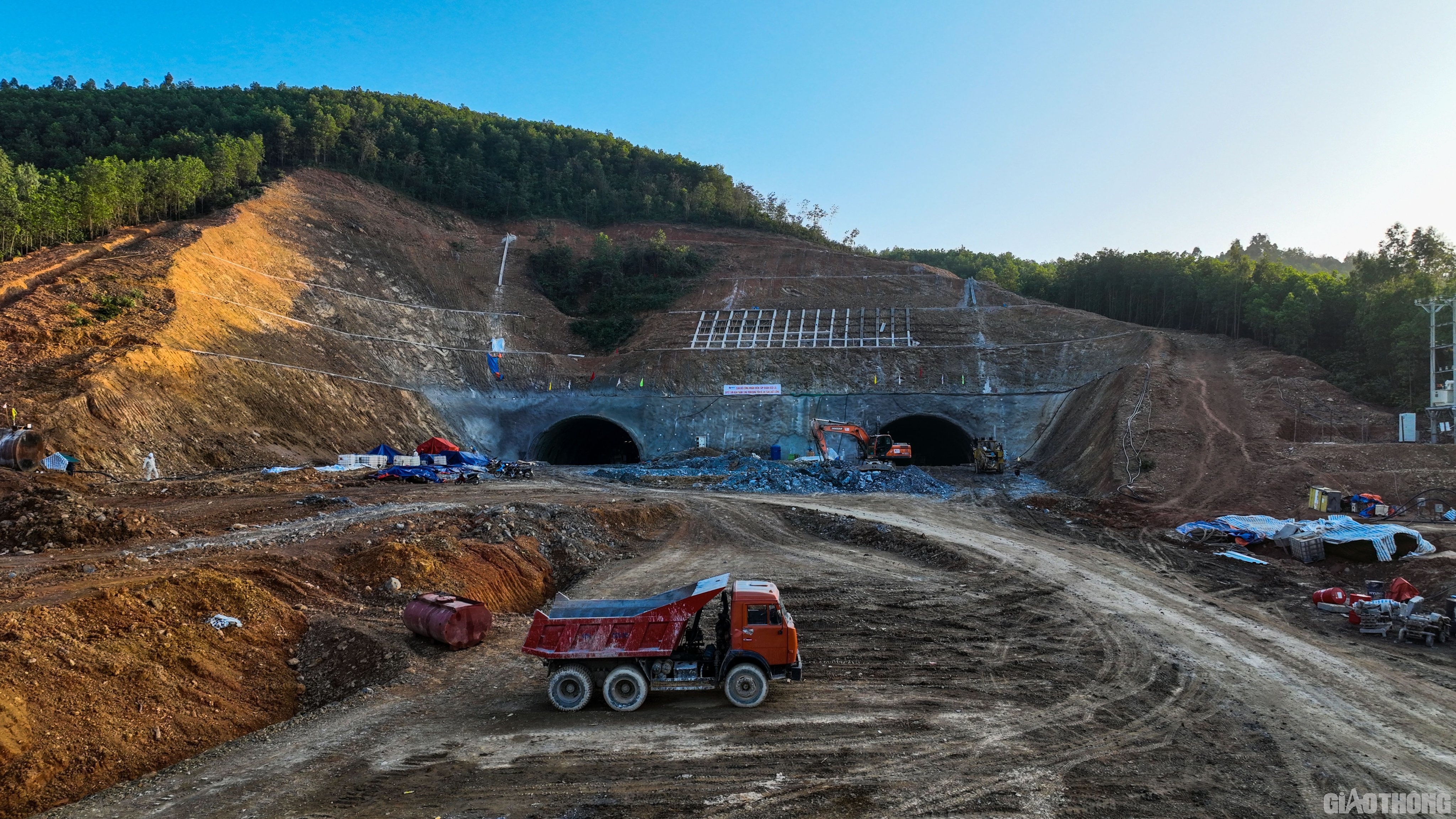 &Ocirc;ng Nguyễn Viết Lập - Quản l&yacute; thi c&ocirc;ng của Tập đo&agrave;n Sơn Hải đang thi c&ocirc;ng hầm Trường Vinh cho biết: "Tập đo&agrave;n đang huy động tr&ecirc;n c&ocirc;ng trường 150 c&aacute;n bộ, kỹ sư, c&ocirc;ng nh&acirc;n v&agrave; hơn 30 m&aacute;y m&oacute;c c&aacute;c loại, thi c&ocirc;ng song song 2 ống hầm".