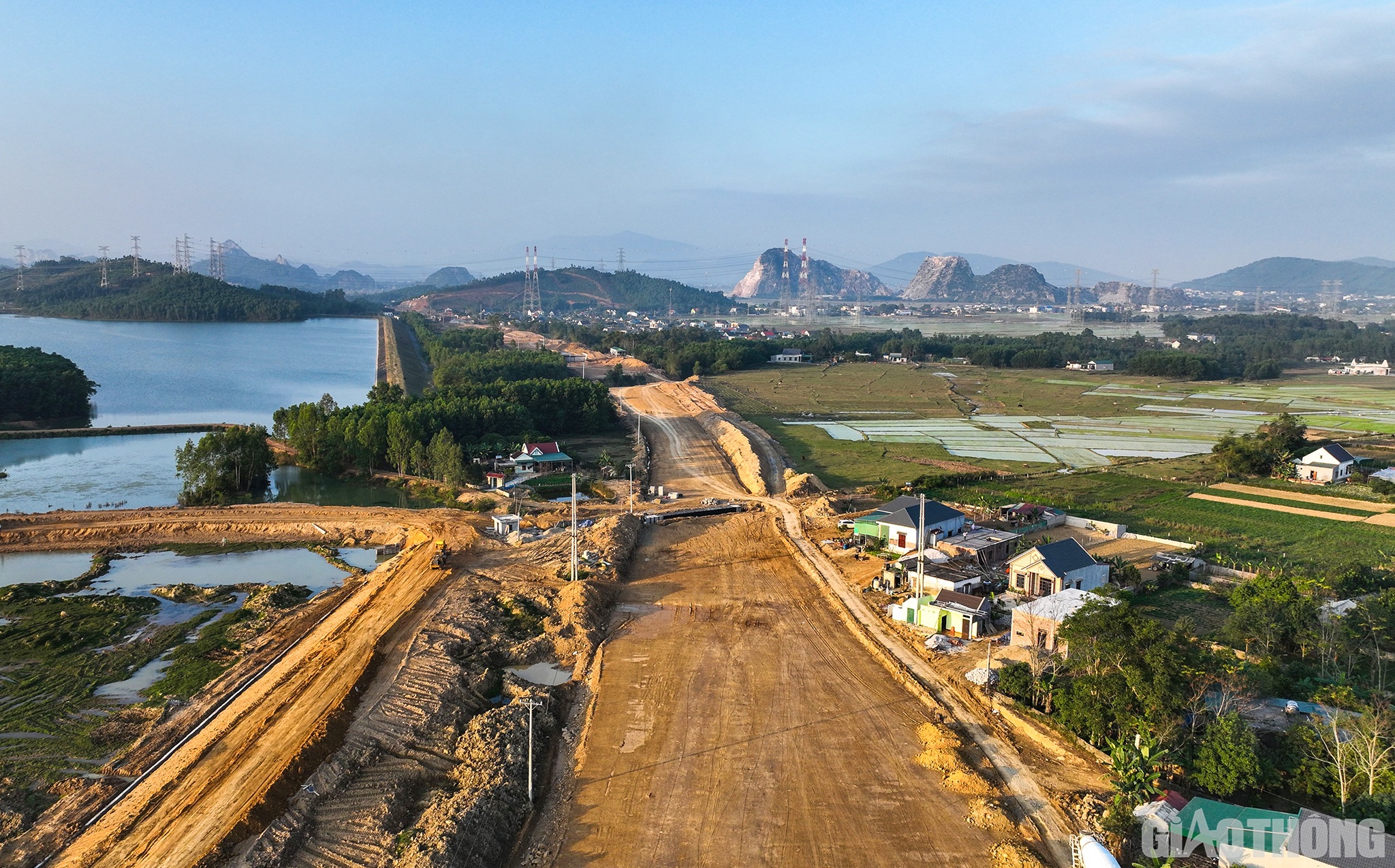 Những ng&agrave;y giữa th&aacute;ng 1/2022, PV B&aacute;o Giao th&ocirc;ng trực tiếp c&oacute; mặt tại c&ocirc;ng trường thi c&ocirc;ng Dự &aacute;n th&agrave;nh phần đoạn Nghi Sơn - Diễn Ch&acirc;u. C&agrave;ng những ng&agrave;y cận Tết, tiến độ thi c&ocirc;ng dự &aacute;n c&agrave;ng khẩn trương.