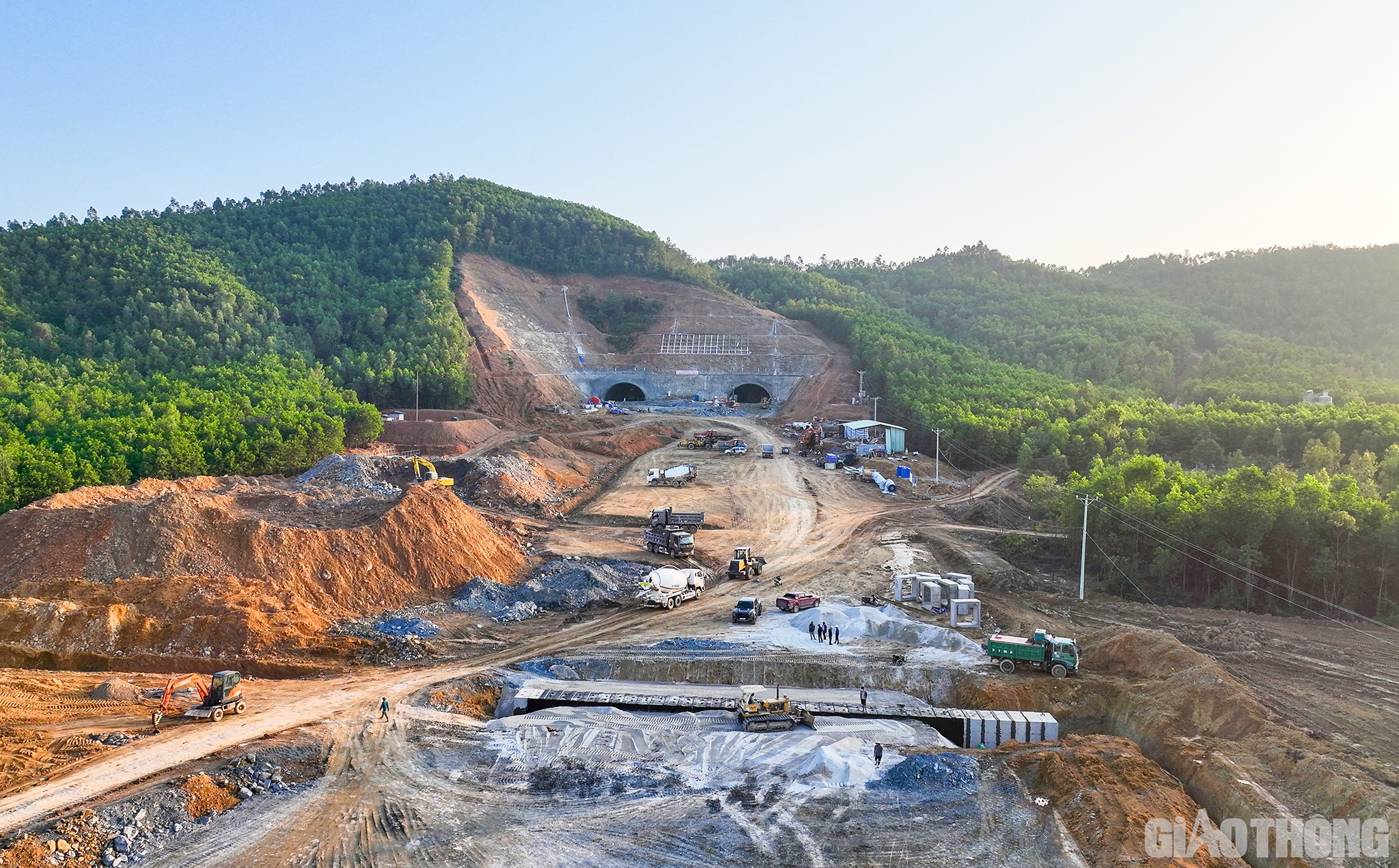 &Ocirc;ng Nguy&ecirc;n Lưu Giang - Ch&aacute;nh Văn ph&ograve;ng Ban QLDA6 cho biết th&ecirc;m, hiện c&aacute;c nh&agrave; thầu đ&atilde; đồng loạt triển khai 40 mũi thi c&ocirc;ng, với hơn 600 c&aacute;n bộ kỹ sư, c&ocirc;ng nh&acirc;n tr&ecirc;n c&ocirc;ng trường, 279 thiết bị thi c&ocirc;ng. Sau 5 th&aacute;ng triển khai thi c&ocirc;ng, sản lượng ước t&iacute;nh đạt hơn 477/4.395 tỷ đồng (tương đương 10,85% tổng gi&aacute; trị hợp đồng, kh&ocirc;ng bao gồm dự ph&ograve;ng).