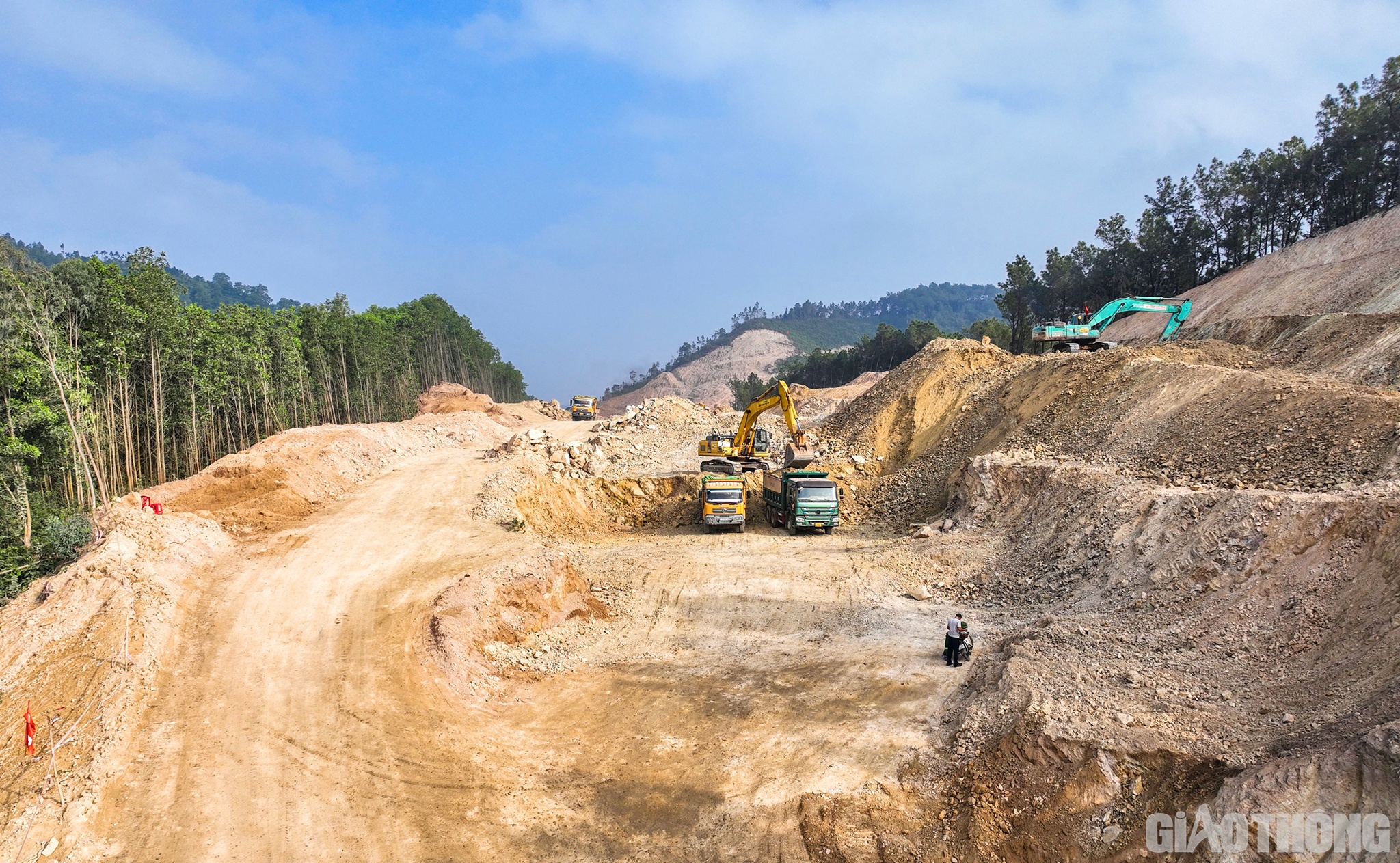 Tại c&ocirc;ng trường đồi Ba Ch&oacute;p, Thiếu t&aacute; Nguyễn Văn Ho&agrave;ng - Chỉ huy c&ocirc;ng trường của C&ocirc;ng ty X&acirc;y dựng 384 thuộc Binh đo&agrave;n 12 - Tổng c&ocirc;ng ty X&acirc;y dựng Trường Sơn cho biết, do mặt bằng v&agrave; mưa lũ n&ecirc;n g&oacute;i thầu n&agrave;y phải thực hiện lệnh khởi c&ocirc;ng chậm hơn 1 th&aacute;ng so với 3 g&oacute;i thầu c&ograve;n lại. Tuy nhi&ecirc;n đến nay, khối lượng thi c&ocirc;ng đ&atilde; đạt 15%, đ&aacute;p ứng tiến độ so với kế hoạch đề ra. Hiện tr&ecirc;n c&ocirc;ng trường, C&ocirc;ng ty đang huy động 60 c&aacute;n bộ, chiến sĩ, c&ocirc;ng nh&acirc;n với 40 m&aacute;y m&oacute;c c&aacute;c loại, thi c&ocirc;ng 18/24 giờ trong ng&agrave;y. Để đẩy nhanh tiến độ, đơn vị triển khai nhiều phong tr&agrave;o thi đua lao động, sản xuất. Điển h&igrave;nh như c&aacute;c phong tr&agrave;o &ldquo;50 ng&agrave;y đ&ecirc;m li&ecirc;n tục&rdquo;, &ldquo;về đ&iacute;ch&rdquo;&hellip;