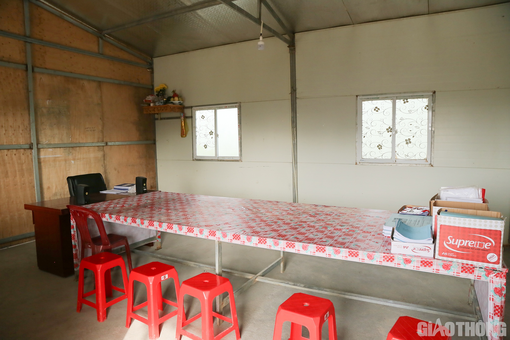 B&ecirc;n cạnh việc thi c&ocirc;ng c&ocirc;ng tr&igrave;nh, c&aacute;c đơn vị thi c&ocirc;ng cũng rất ch&uacute; trọng đến c&ocirc;ng t&aacute;c hậu cần. Từ nh&agrave; l&aacute;n đến ph&ograve;ng l&agrave;m việc lu&ocirc;n gọn g&agrave;ng ngăn nắp.