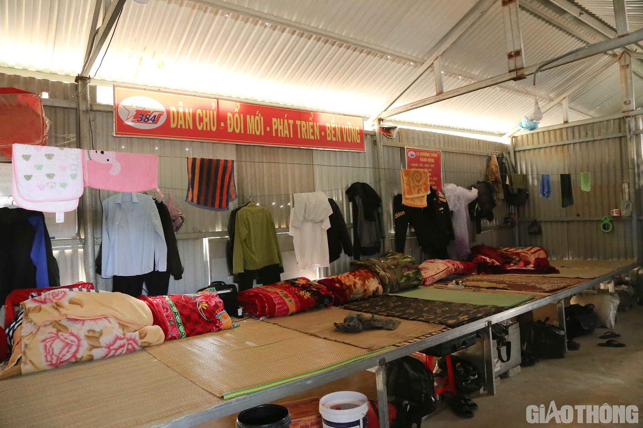 Nơi ăn uống, nghỉ ngơi của c&ocirc;ng nh&acirc;n cũng được quan t&acirc;m để đảm bảo sức khỏe cho c&ocirc;ng nh&acirc;n l&agrave;m việc. Trong ảnh l&agrave; nơi ngủ nghỉ của c&ocirc;ng nh&acirc;n C&ocirc;ng ty X&acirc;y dựng 384 thuộc Binh đo&agrave;n 12 - Tổng c&ocirc;ng ty X&acirc;y dựng Trường Sơn.