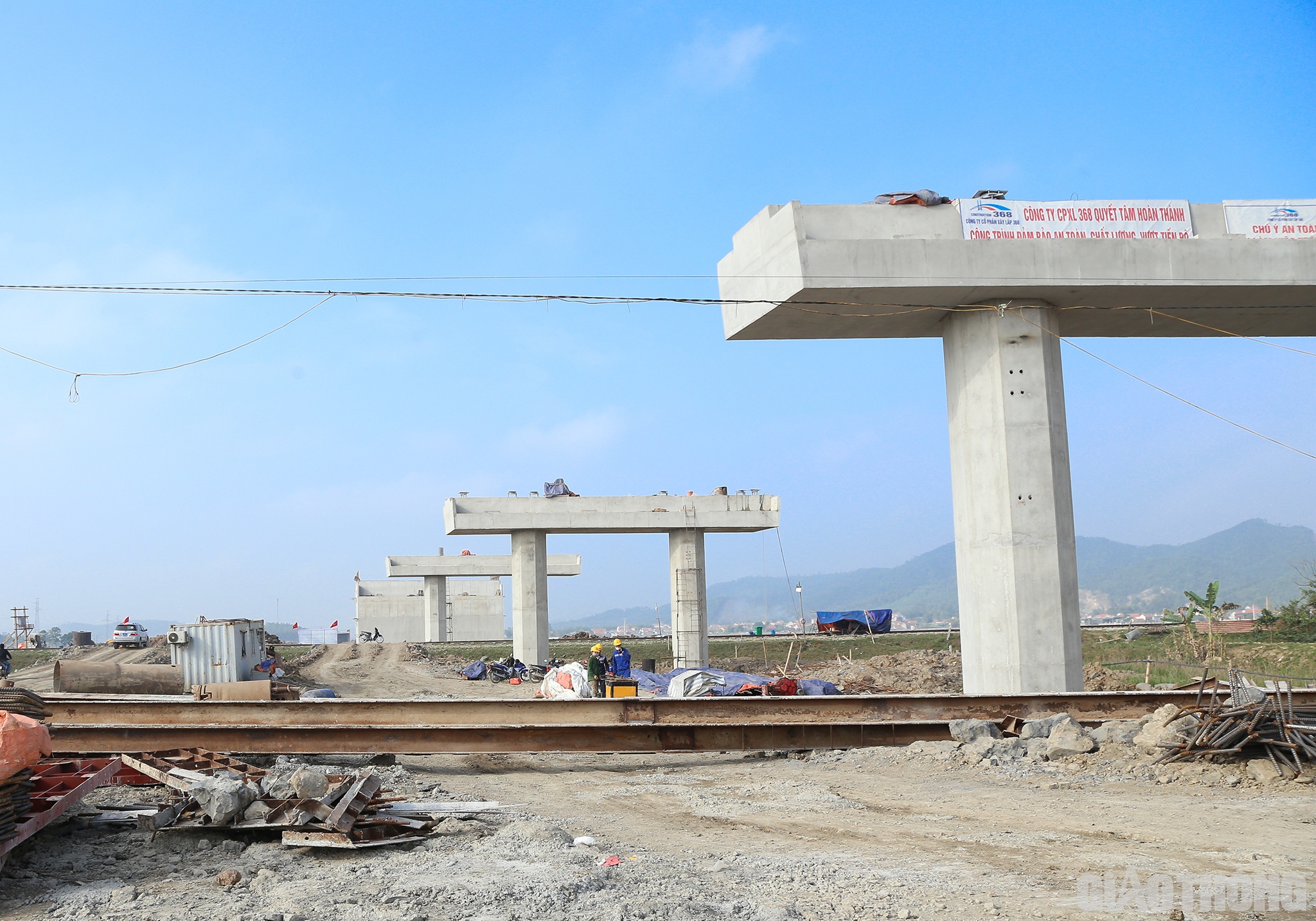 Một số khối lượng ch&iacute;nh đ&atilde; thực hiện gồm: hầm Trường Vinh; thi c&ocirc;ng 17/22 cầu (cọc khoan nhồi, mố trụ, sản xuất dầm dự ứng lực); hầm chui d&acirc;n sinh, đang triển khai thi c&ocirc;ng 29/66 hầm; phần đường, đ&agrave;o đất c&aacute;c loại: 897.000/1,65 triệu m3 (đạt 37,73%), Đ&agrave;o đ&aacute; nền đường: 295.000/1,48 triệu m3...