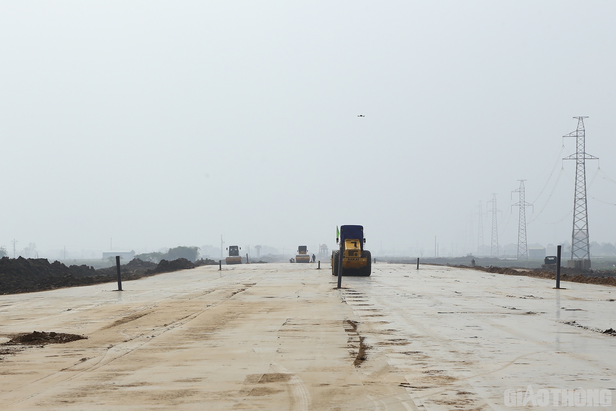 So với thời điểm c&aacute;ch đ&acirc;y khoảng 1 th&aacute;ng, ghi nhận của PV, dự &aacute;n đ&atilde; c&oacute; sự thay đổi r&otilde; rệt về khối lượng thi c&ocirc;ng, từ kh&acirc;u GPMB, đắp đất, thi c&ocirc;ng cầu, hầm&hellip;