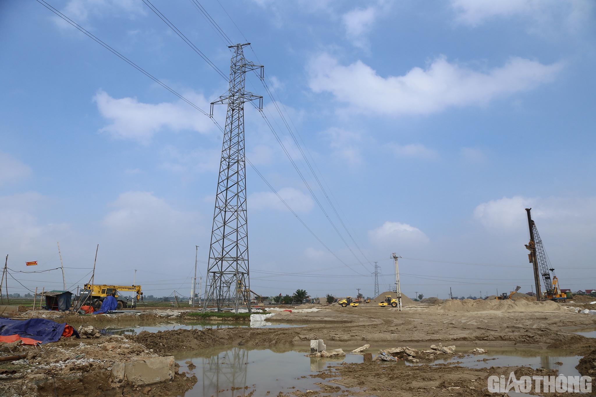 B&ecirc;n cạnh những t&iacute;n hiệu vui, c&aacute;c đơn vị thi c&ocirc;ng vẫn lo ngại khi nhiều đoạn hệ thống đường d&acirc;y 220kv nằm ngay tr&ecirc;n c&ocirc;ng trường thi c&ocirc;ng vẫn chưa được di dời khiến việc triển khai m&aacute;y m&oacute;c, nhất l&agrave; c&aacute;c m&aacute;y c&oacute; chiều cao gặp nhiều kh&oacute; khăn, nguy hiểm