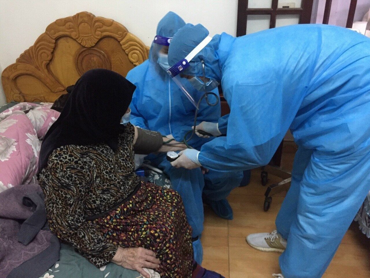 Quảng Ninh c&oacute; tr&ecirc;n 180 ng&agrave;n người cao tuổi, trong đ&oacute; nhiều cụ tr&ecirc;n dưới 100 tuổi. Để đảm bảo an to&agrave;n cho người cao tuổi trong ph&ograve;ng chống dịch, Quảng Ninh đ&atilde; đẩy mạnh c&ocirc;ng t&aacute;c tuy&ecirc;n truyền, vận động, bố tr&iacute; nh&acirc;n lực &ldquo;đi từng ng&otilde;, g&otilde; từng nh&agrave;, r&agrave; từng cụ&rdquo; để ho&agrave;n th&agrave;nh việc ti&ecirc;m chủng vaccine ngừa Covid-19. Ảnh: Lực lượng chức năng TX Quảng Y&ecirc;n kh&aacute;m s&agrave;ng lọc cho một cụ b&agrave; trước khi ti&ecirc;m chủng.