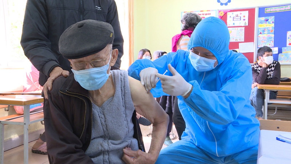 Qu&aacute; tr&igrave;nh triển khai ti&ecirc;m chủng vaccine Covid-19 cho người cao tuổi tại Quảng Ninh diễn ra an to&agrave;n, kh&ocirc;ng c&oacute; trường hợp xấu n&agrave;o xảy ra v&agrave; được người d&acirc;n đ&aacute;nh gi&aacute; rất cao. Ảnh: Một cụ &ocirc;ng ở TP Hạ Long đang thực hiện ti&ecirc;m chủng.

Nh&acirc;n vi&ecirc;n y tế ti&ecirc;m vắc-xin ph&ograve;ng Covid-19 cho người cao tuổi tại TP Hạ Long.