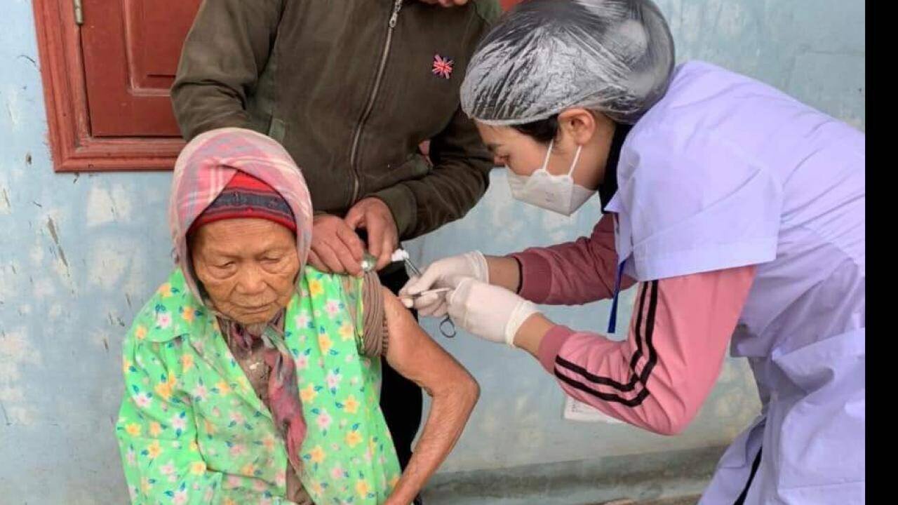 &Ocirc;ng Phạm Hồng Sơn, Trưởng Ban Đại diện người cao tuổi tỉnh Quảng Ninh chia sẻ: Ban đầu, khi thực hiện ti&ecirc;m mũi 1, một số cụ v&agrave; người th&acirc;n lo ngại c&aacute;c cụ tuổi cao, sức yếu lại c&oacute; bệnh l&yacute; nền, ti&ecirc;m c&oacute; nguy cơ kh&ocirc;ng an to&agrave;n. Tuy nhi&ecirc;n, nhờ sự t&iacute;ch cực vận động, tuy&ecirc;n truyền c&ugrave;ng với sự chuẩn bị chu đ&aacute;o nh&acirc;n lực, thiết bị để kh&aacute;m s&agrave;ng lọc, theo d&otilde;i sau ti&ecirc;m, n&ecirc;n việc ti&ecirc;m chủng cho c&aacute;c cụ đều đảm bảo an to&agrave;n tuyệt đối. Ảnh: C&aacute;n bộ y tế huyện B&igrave;nh Li&ecirc;u ti&ecirc;m ph&ograve;ng Covid-19 cho một cụ b&agrave; người d&acirc;n tộc thiểu số.