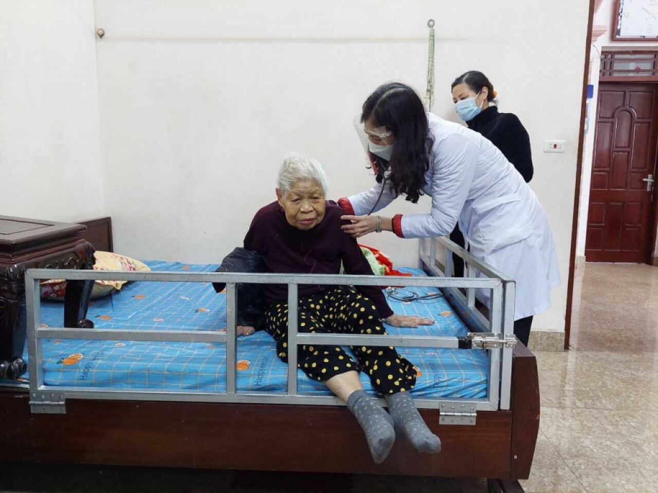 Theo &ocirc;ng Sơn, hiện nay, số người cao tuổi tr&ecirc;n địa b&agrave;n đ&atilde; cơ bản ho&agrave;n th&agrave;nh ti&ecirc;m vaccine ngừa Covid-19 mũi 3. Điều đ&aacute;ng mừng l&agrave; đến thời điểm hiện tại, tr&ecirc;n địa b&agrave;n kh&ocirc;ng c&oacute; cụ n&agrave;o xuất hiện triệu chứng xấu sau ti&ecirc;m. Ảnh: C&aacute;n bộ y tế TP Cẩm Phả đến tận nh&agrave; ti&ecirc;m cho c&aacute;c cụ người cao tuổi.