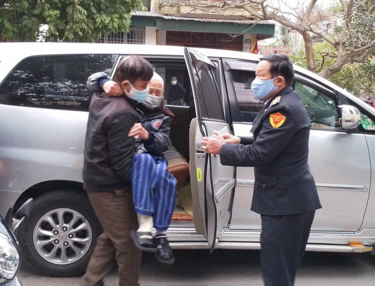 TP Cẩm Phả cũng chủ động bố tr&iacute; phương tiện để đưa người cao tuổi đến c&aacute;c điểm ti&ecirc;m chủng v&agrave; thực hiện ph&acirc;n luồng ti&ecirc;m chủng ri&ecirc;ng tại c&aacute;c cơ sở y tế. Ri&ecirc;ng việc theo d&otilde;i sau ti&ecirc;m đối với người tr&ecirc;n 65 tuổi tại c&aacute;c điểm ti&ecirc;m được triển khai thận trọng th&ocirc;ng qua việc phối hợp với Bệnh viện Việt Nam - Thụy Điển U&ocirc;ng B&iacute; với đội ngũ y, b&aacute;c sỹ c&oacute; kinh nghiệm, được trang bị đầy đủ phương tiện hỗ trợ... trực sẵn s&agrave;ng tại c&aacute;c chốt sơ cứu, cấp cứu.