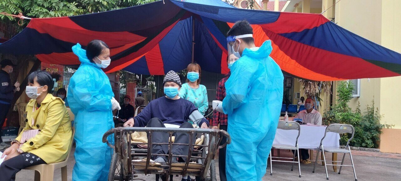 &Ocirc;ng Hồ Quang Huy, Chủ tịch UBND TP M&oacute;ng C&aacute;i, cho biết: C&aacute;c cụ cao tuổi nếu kh&ocirc;ng được ti&ecirc;m chủng sẽ gặp nguy hiểm rất cao khi mắc phải Covid -19. Do vậy, cơ quan chức năng của địa phương lu&ocirc;n đặt sự quan t&acirc;m h&agrave;ng đầu trong việc ti&ecirc;m chủng cho c&aacute;c cụ. Th&ocirc;ng qua c&aacute;c biện ph&aacute;p cụ thể, hiện nay, tr&ecirc;n địa b&agrave;n chỉ c&ograve;n khoảng tr&ecirc;n cụ cao tuổi chưa được ti&ecirc;m. Địa phương đang chỉ đạo ho&agrave;n th&agrave;nh sớm nhất việc ti&ecirc;m chủng cho c&aacute;c cụ c&oacute; điều kiện ti&ecirc;m. Ảnh: Người th&acirc;n đưa một cụ &ocirc;ng đến điểm ti&ecirc;m ph&ograve;ng ở TX Quảng Y&ecirc;n.