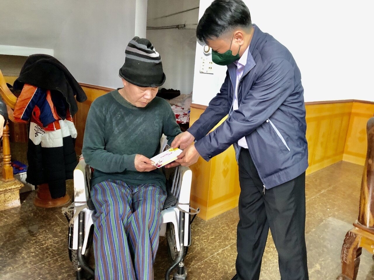 Được biết, đến nay, to&agrave;n tỉnh Quảng Ninh đ&atilde; ti&ecirc;m chủng cho 1.122.747 người, trong đ&oacute;, mũi 1 l&agrave; 1.122.395 người, đạt tr&ecirc;n 100%, mũi 2 l&agrave; 1.083.61 người, đạt 96,54% v&agrave; mũi 3 l&agrave; 619.299 người, đạt 61,1%. Ảnh: L&atilde;nh đạo TP M&oacute;ng C&aacute;i thăm, động vi&ecirc;n, tặng qu&agrave; người cao tuổi tr&ecirc;n địa b&agrave;n sau khi ti&ecirc;m ph&ograve;ng.