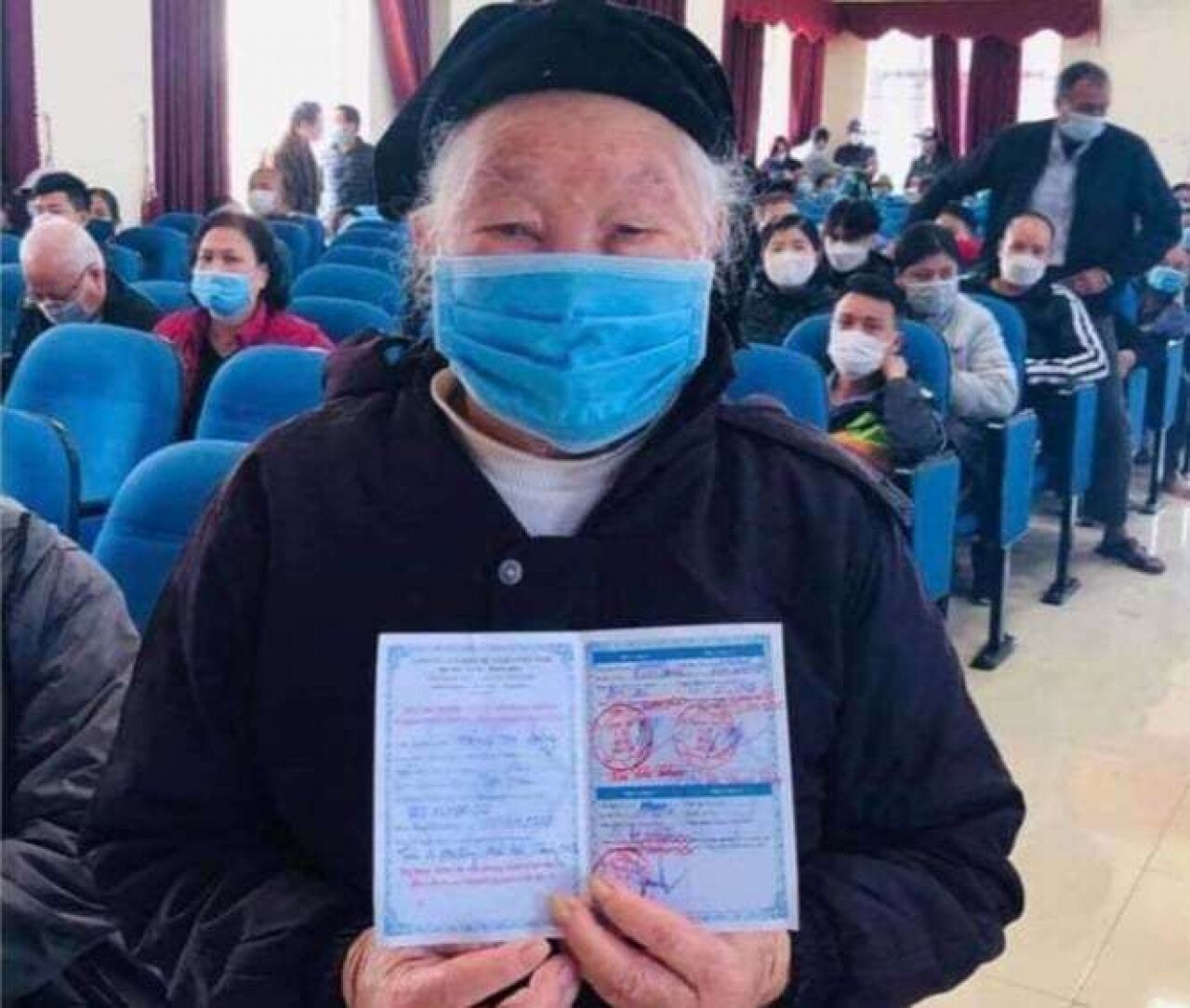 Điển h&igrave;nh l&agrave; cụ b&agrave; Ho&agrave;ng Thị Đảng, SN 1922 (100 tuổi), tr&uacute; tại thị trấn C&aacute;i Rồng, huyện V&acirc;n Đồn đ&atilde; chủ động đến cơ sở ti&ecirc;m chủng để ho&agrave;n th&agrave;nh mũi 3 vaccine ngừa Covid-19. Sau khi ti&ecirc;m, cụ rất phấn khởi, khoẻ mạnh.