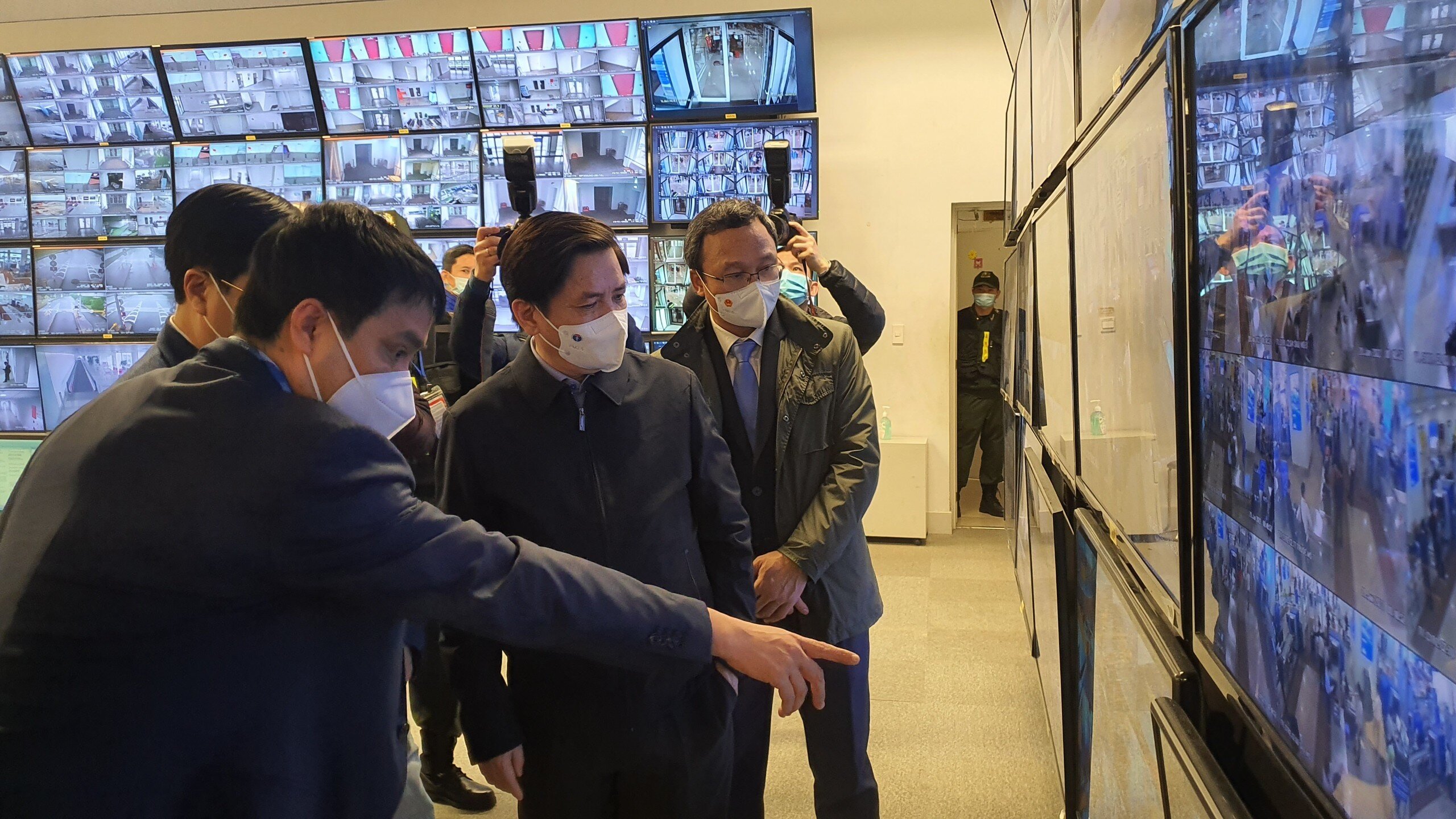 Với hệ thống camera tập trung tại Trung t&acirc;m điều phối khai th&aacute;c AOCC, Cảng HKQT Nội B&agrave;i đ&atilde; thực hiện hiệu quả việc truy vết c&aacute;c trường hợp F0. Trong ảnh, Tổng gi&aacute;m đốc Tổng c&ocirc;ng ty Cảng h&agrave;ng kh&ocirc;ng VN (ACV) Vũ Thế Phiệt b&aacute;o c&aacute;o Ph&oacute; Thủ tướng Phạm B&igrave;nh Minh, Bộ trưởng Bộ GTVT Nguyễn Văn Thể phương &aacute;n khai th&aacute;c, kế hoạch đảm bảo an ninh, an to&agrave;n, bố tr&iacute; lực lượng, phương tiện, m&aacute;y m&oacute;c để phục vụ tốt nhất nhu cầu đi lại của người d&acirc;n trước, trong v&agrave; sau kỳ nghỉ Tết Nguy&ecirc;n đ&aacute;n Nh&acirc;m Dần.