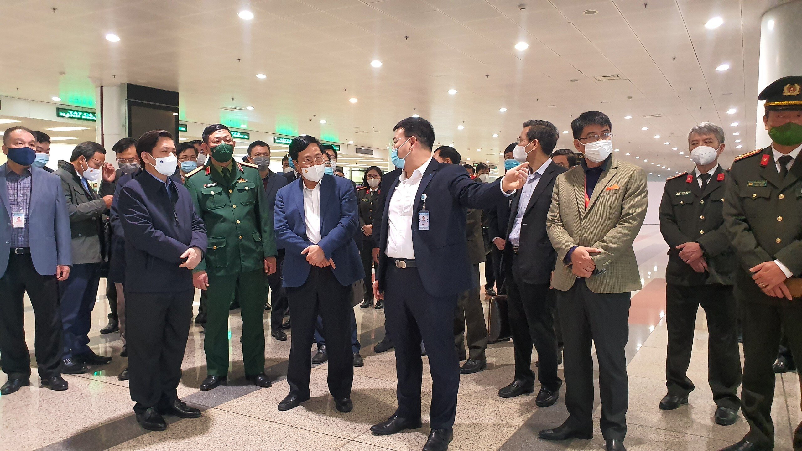 "C&aacute;c khu vực chờ x&eacute;t nghiệm, c&aacute;ch ly y tế, kiểm tra ph&ograve;ng dịch cần được bố tr&iacute; hợp l&yacute;, thuận tiện, đảm bảo ph&ograve;ng dịch tốt nhất xong vẫn tr&aacute;nh &ugrave;n &aacute;ch tại s&acirc;n bay" - Ph&oacute; Thủ tướng chỉ đạo.