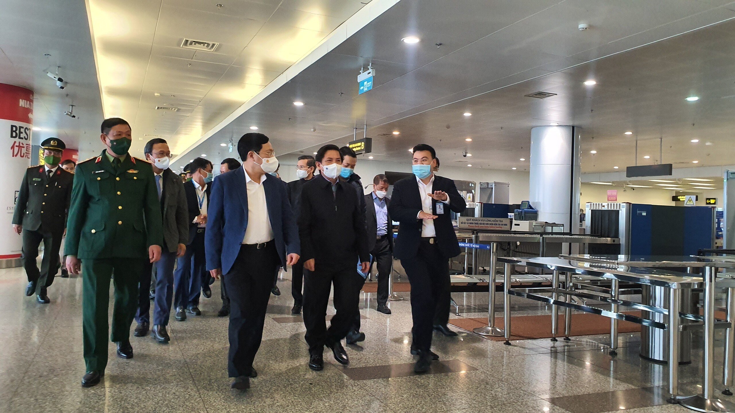 S&aacute;ng nay (20/1), Ph&oacute; Thủ tướng Thường trực Ch&iacute;nh phủ, Chủ tịch Uỷ ban ATGT Quốc gia Phạm B&igrave;nh Minh, Bộ trưởng Bộ GTVT Nguyễn Văn Thể trực tiếp thị s&aacute;t c&ocirc;ng t&aacute;c đảm bảo an to&agrave;n, an ninh, ph&ograve;ng chống dịch Covid-19 tại Cảng HKQT Nội B&agrave;i.