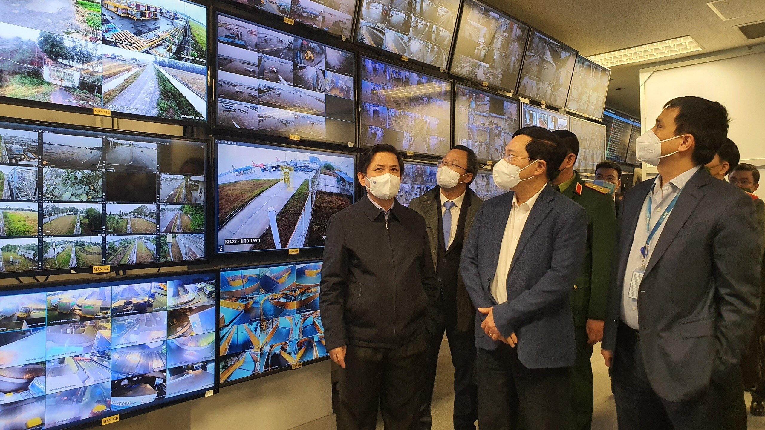 Tại Trung t&acirc;m điều phối khai th&aacute;c Nội B&agrave;i (AOCC Nội B&agrave;i), Ph&oacute; Thủ tướng lưu &yacute; phải l&ecirc;n kế hoạch cụ thể, tổ chức trực cao điểm Tết, đảm bảo đưa ra c&aacute;c quyết định nhanh, ch&iacute;nh x&aacute;c nhất, tối ưu h&oacute;a c&ocirc;ng t&aacute;c điều h&agrave;nh hoạt động bay trong tất cả c&aacute;c giai đoạn hoạt động của chuyến bay, bao gồm việc kiểm so&aacute;t c&aacute;c vị tr&iacute; đỗ t&agrave;u bay, cửa ra t&agrave;u bay, quầy thủ tục, đảo h&agrave;nh l&yacute;&hellip;