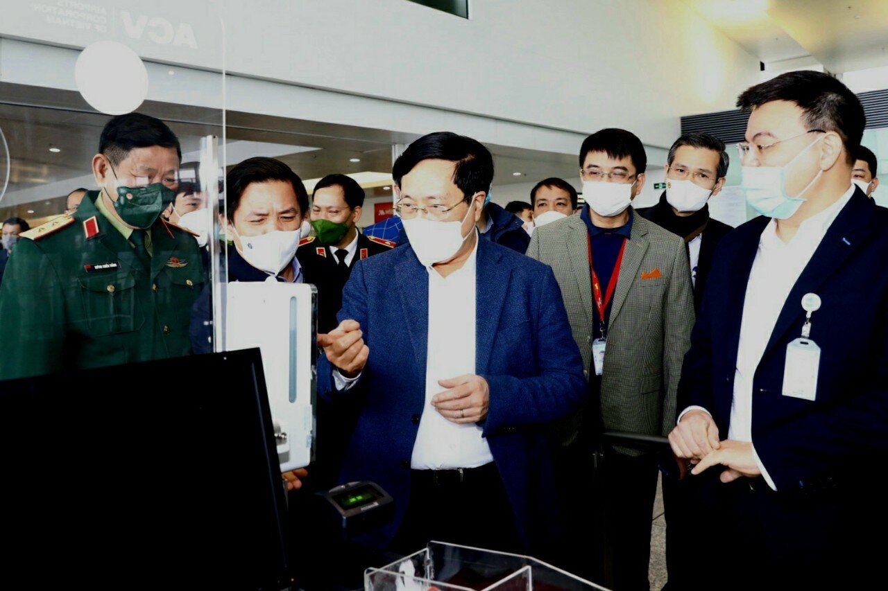 Ph&oacute; Thủ tướng trực tiếp kiểm tra m&aacute;y đo nhiệt độ tại khu vực cửa ra m&aacute;y bay. &Ocirc;ng y&ecirc;u cầu ACV, c&aacute;c h&atilde;ng h&agrave;ng kh&ocirc;ng thực hiện nghi&ecirc;m c&aacute;c quy định về an ninh, an to&agrave;n, ph&ograve;ng dịch. C&aacute;n bộ, c&ocirc;ng nh&acirc;n vi&ecirc;n, người lao động, kh&aacute;ch qua cảng, người đ&oacute;n tiễn phải tu&acirc;n thủ nguy&ecirc;n tắc 5K. Nh&acirc;n vi&ecirc;n tổ bay, h&agrave;nh kh&aacute;ch phải lu&ocirc;n đeo khẩu trang trong suốt chuyến bay.
