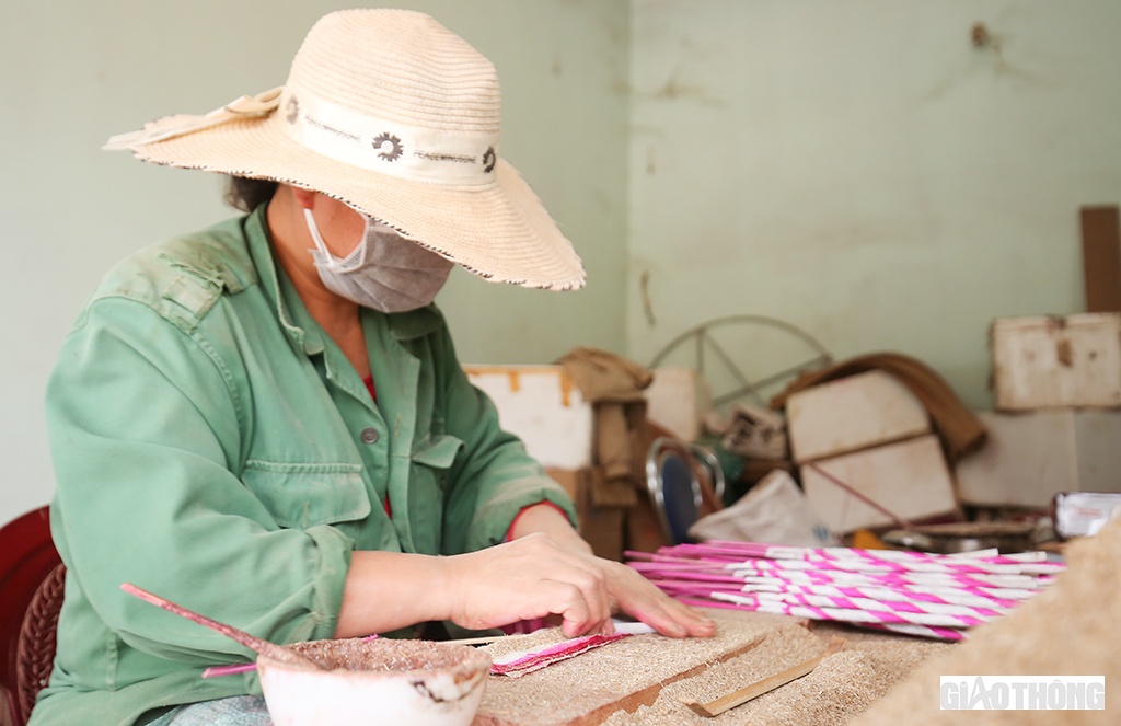 L&agrave; một c&ocirc;ng nh&acirc;n quấn hương c&oacute; th&acirc;m ni&ecirc;n hơn 10 năm, chị Trần Thị Trang (37 tuổi) cho biết: Những ng&agrave;y c&ograve;n nhỏ, chị đ&atilde; thấy b&agrave; v&agrave; mẹ đi quấn hương. Lớn l&ecirc;n, học đến cấp 2, chị đ&atilde; theo mẹ phụ gi&uacute;p rồi sau đ&oacute; trở th&agrave;nh thợ quấn hương.